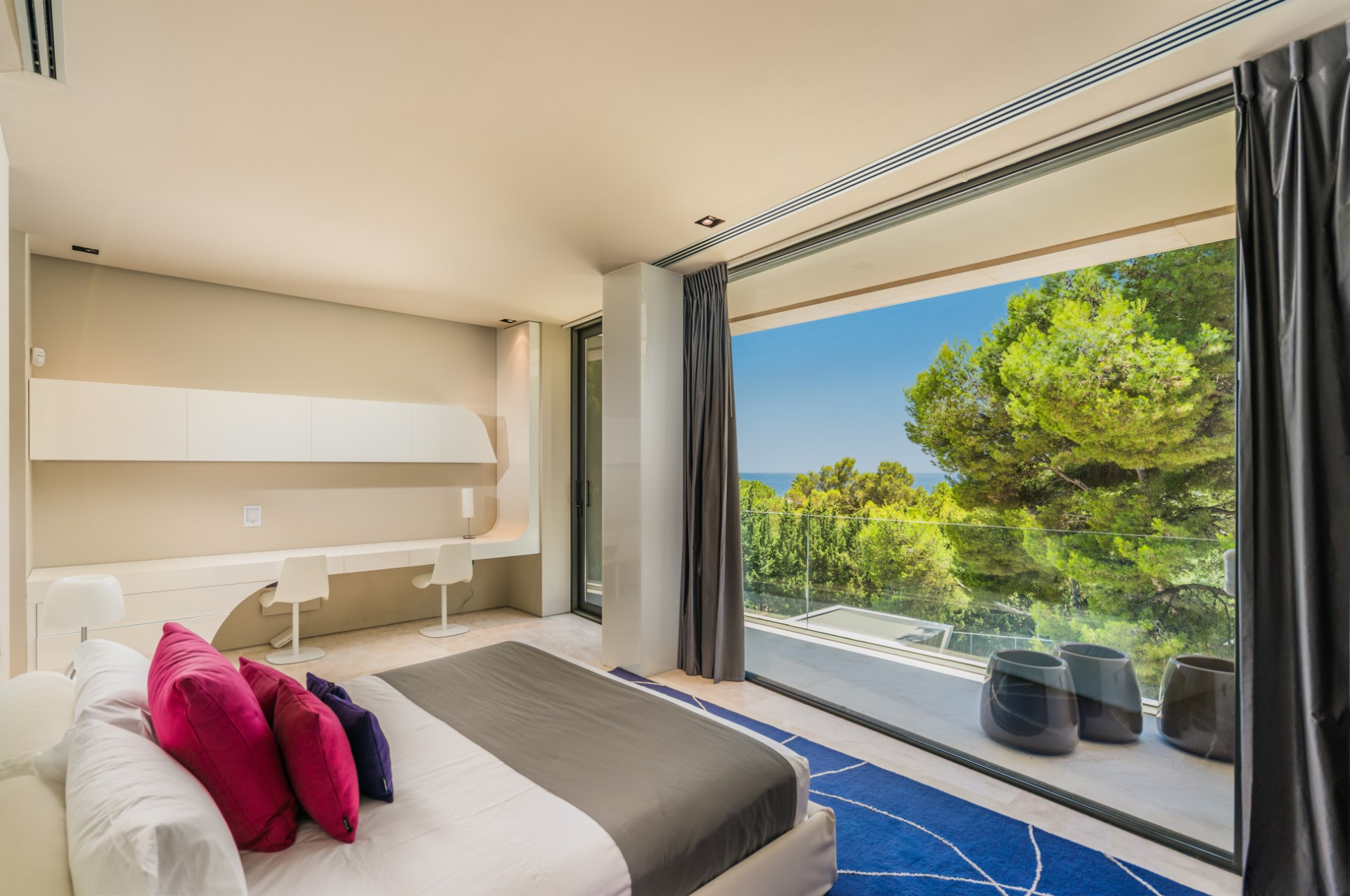 Breathtaking cutting edge design, modern villa in Cascada de Camojan