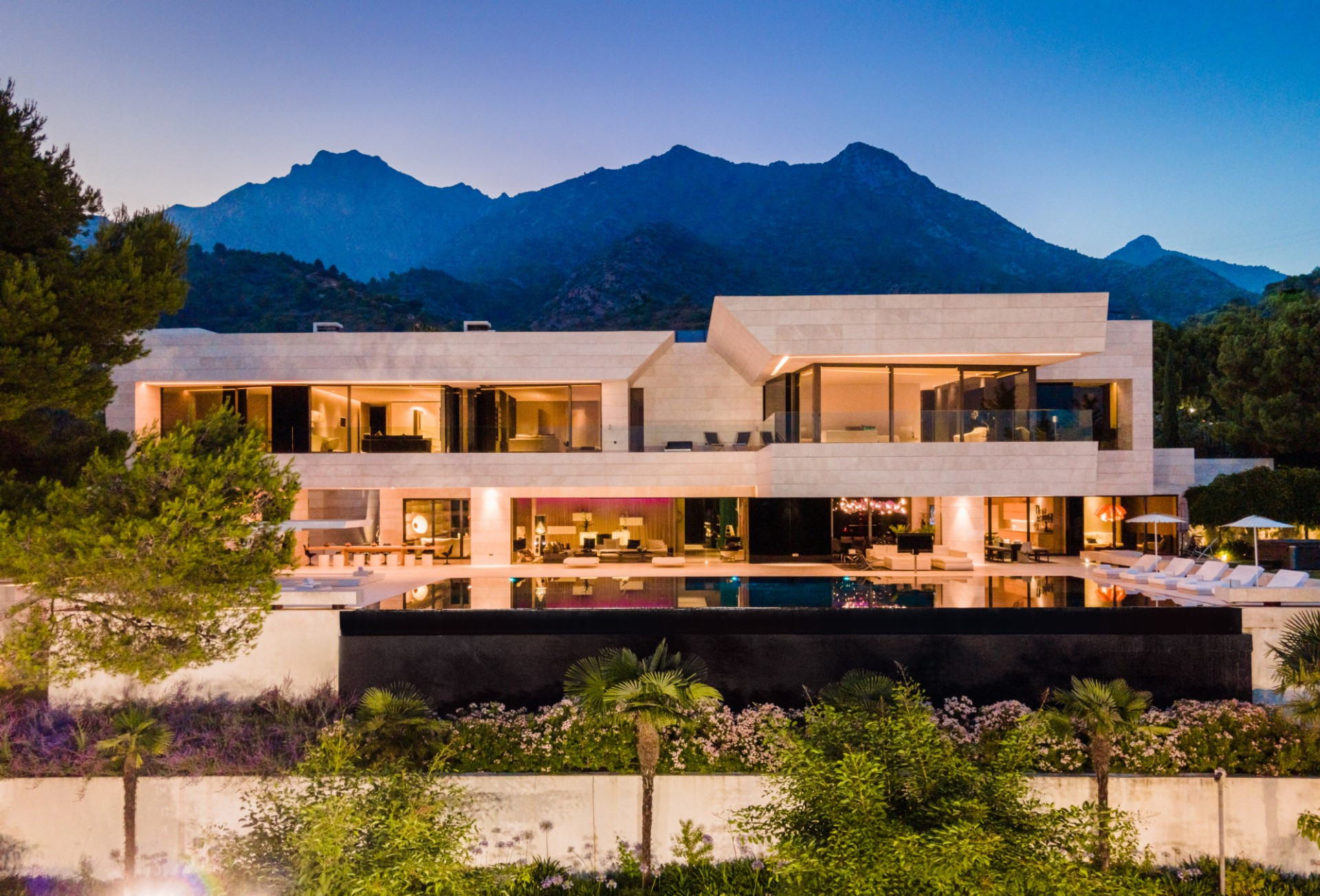 Breathtaking cutting edge design, modern villa in Cascada de Camojan