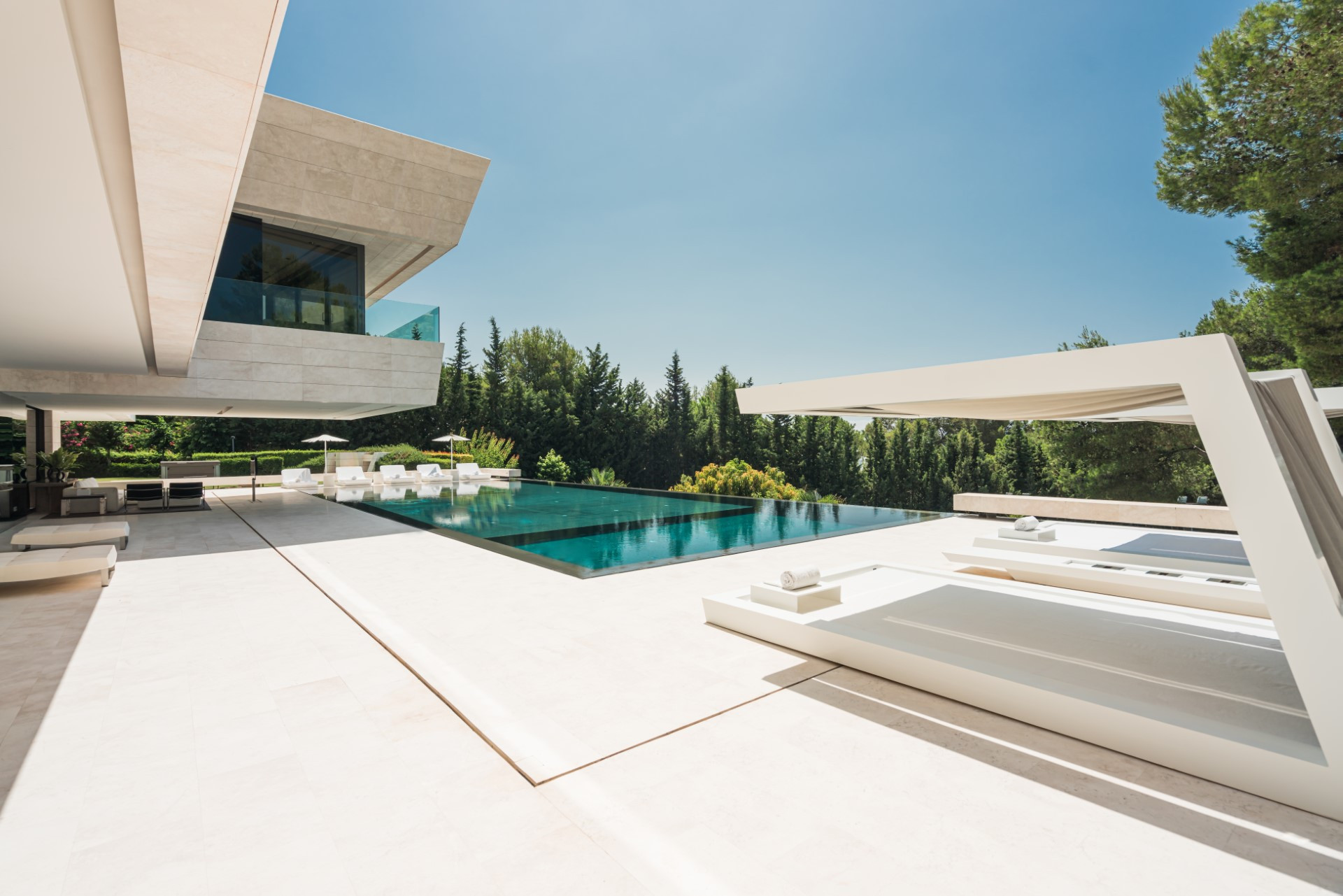 Breathtaking cutting edge design, modern villa in Cascada de Camojan