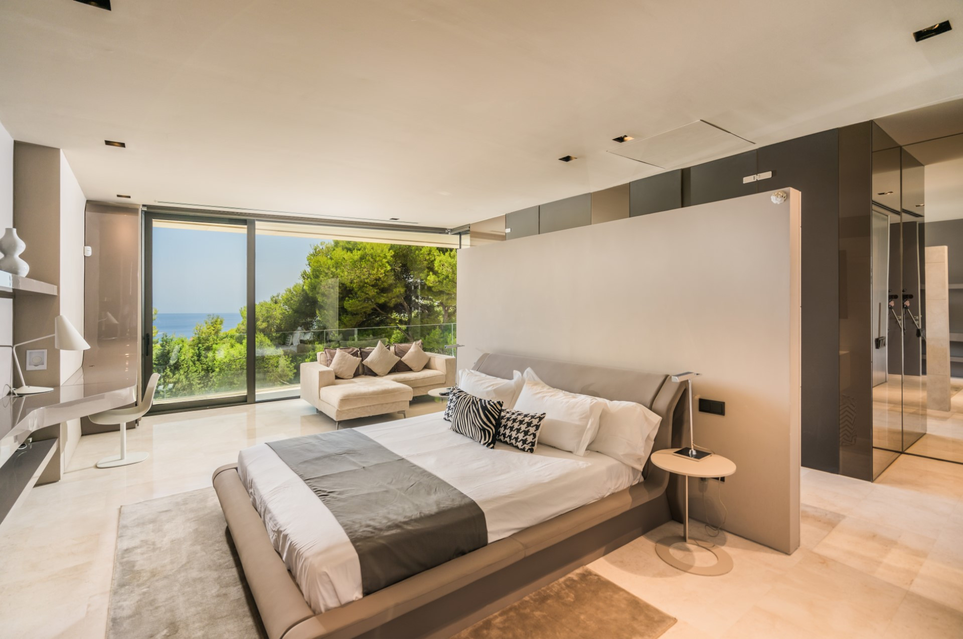 Breathtaking cutting edge design, modern villa in Cascada de Camojan