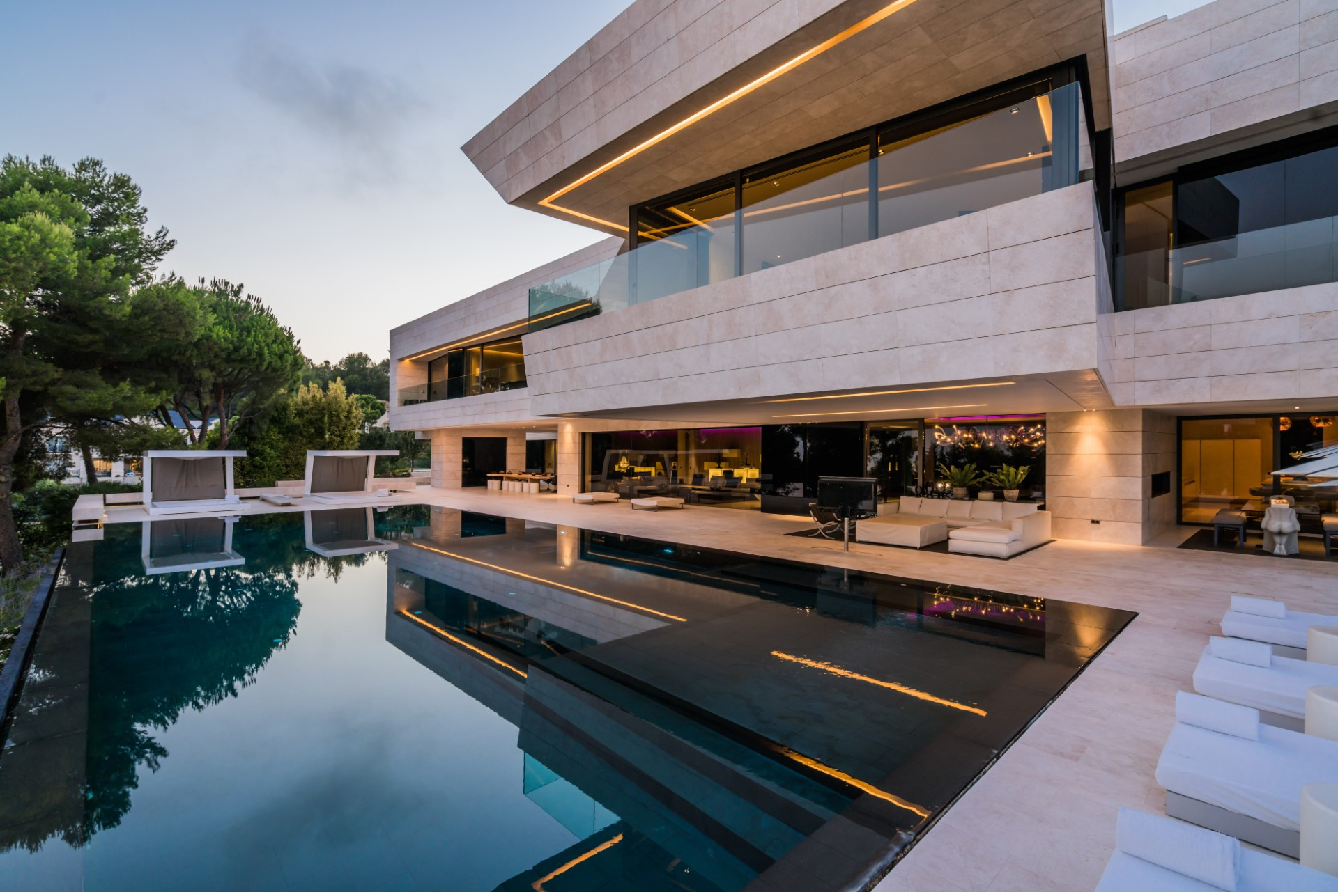 Breathtaking cutting edge design, modern villa in Cascada de Camojan