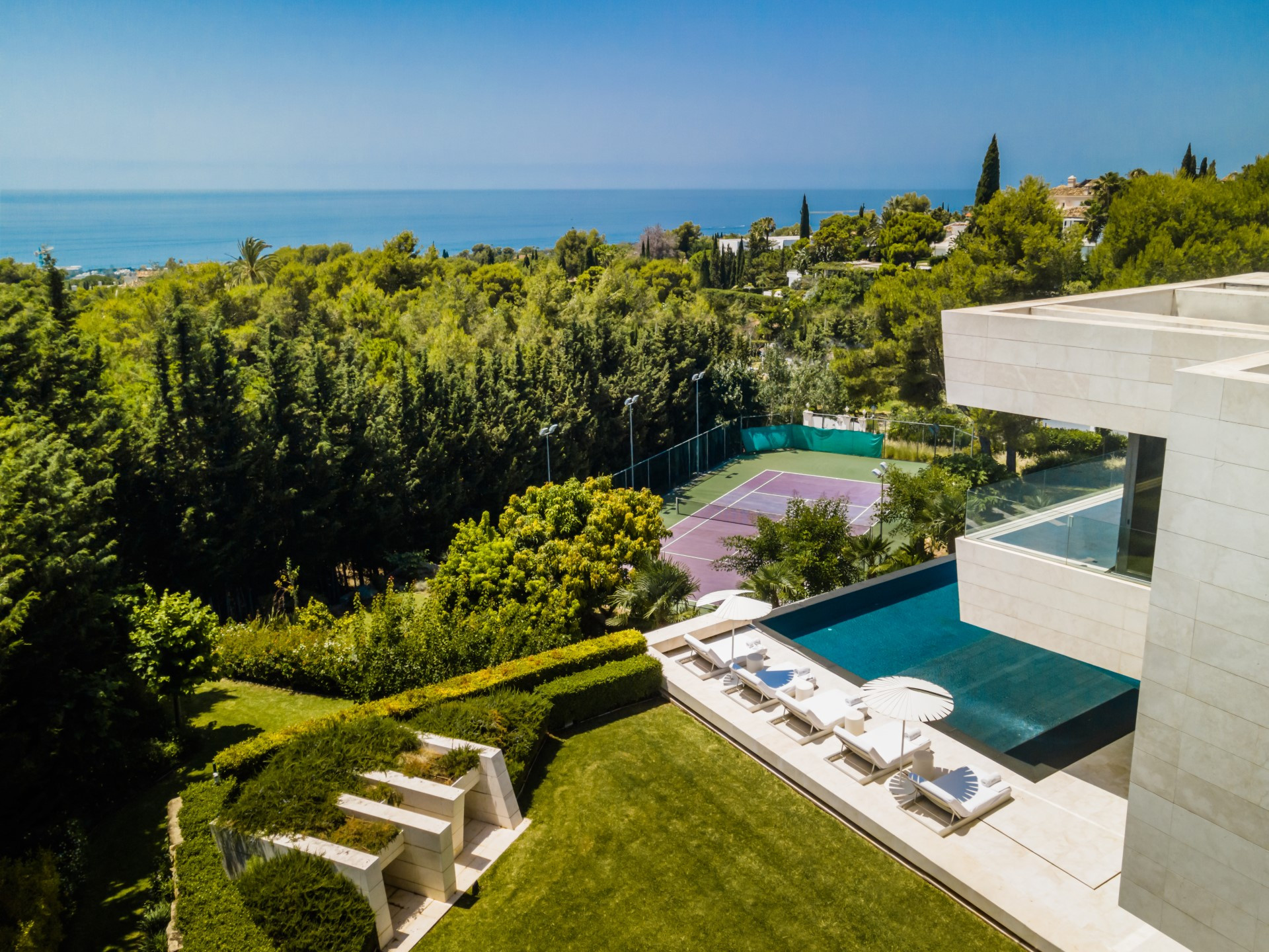 Breathtaking cutting edge design, modern villa in Cascada de Camojan