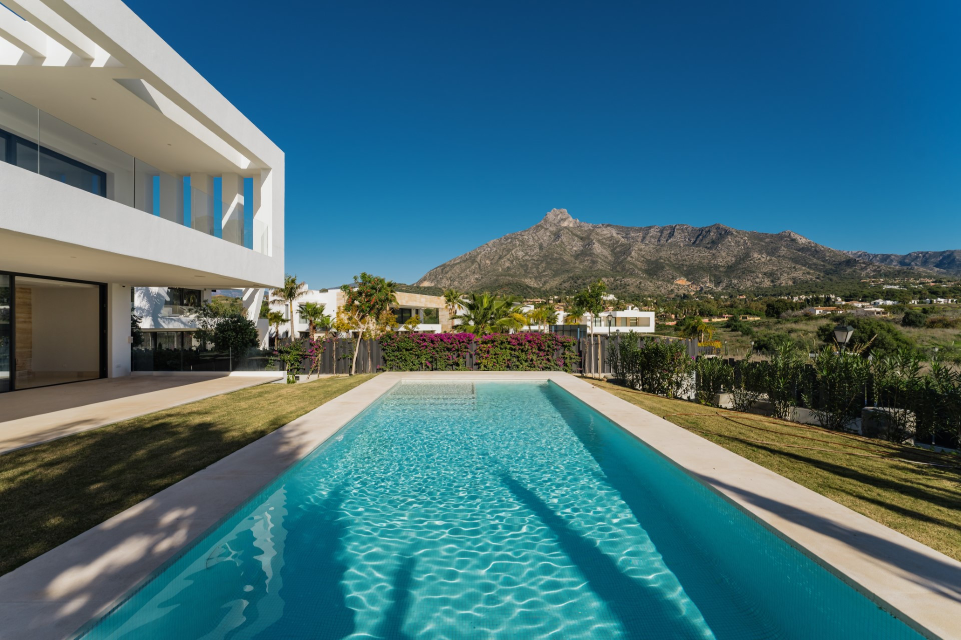 Unique contemporary 5 bedroom villa on Marbella's Golden Mile