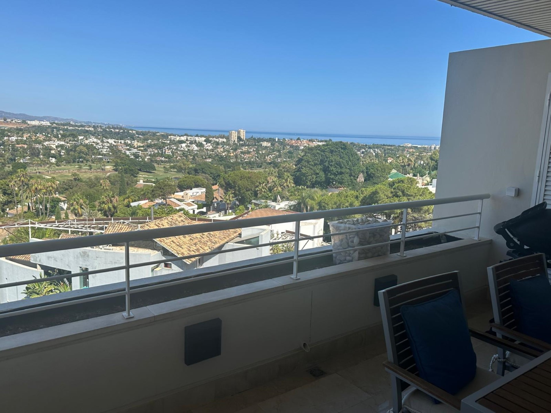 Luxury apartment with panoramic views in La Corniche, Nueva Andalucia