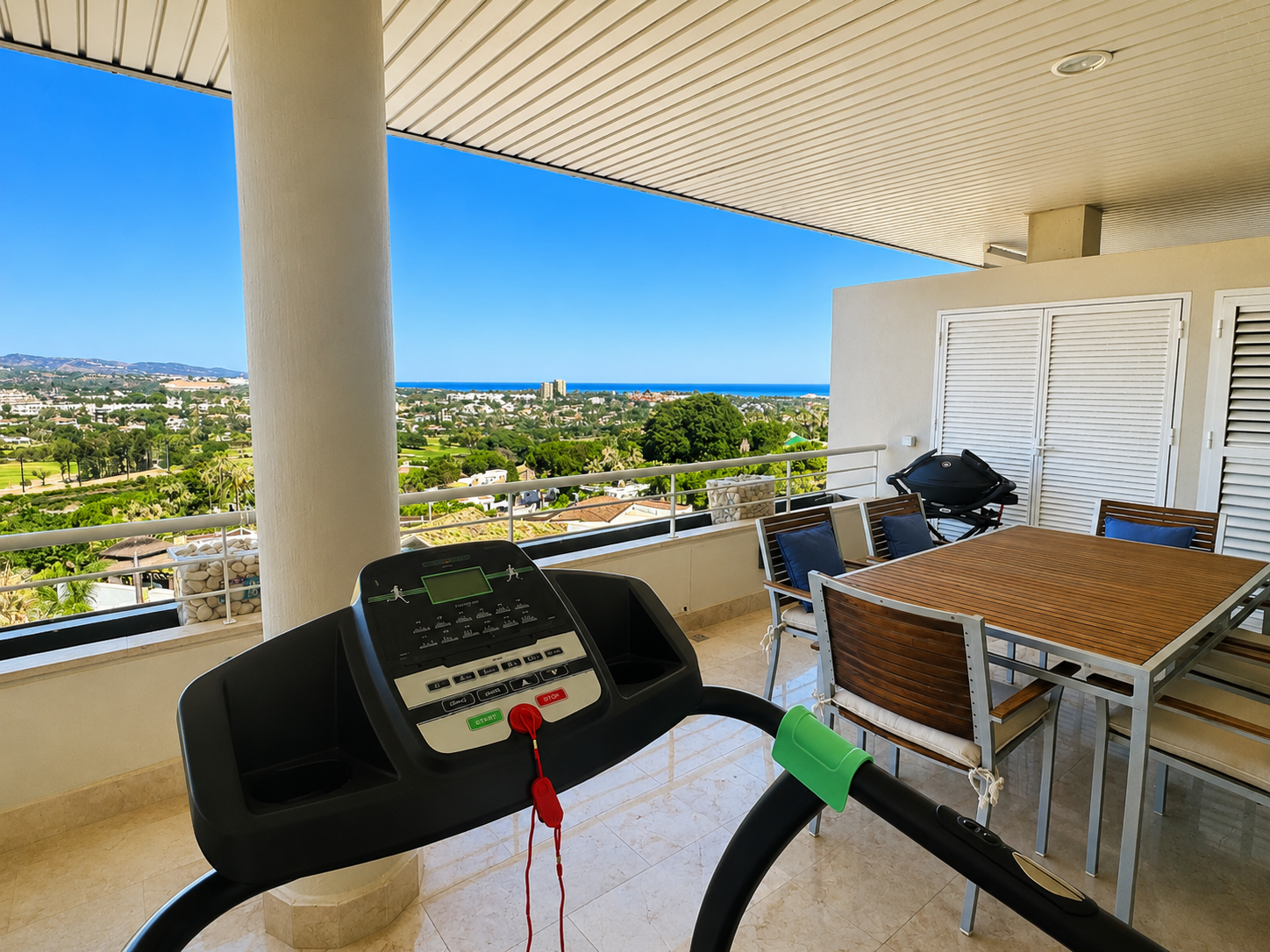 Apartamento de lujo con vistas panorámicas en La Corniche, Nueva Andalucia