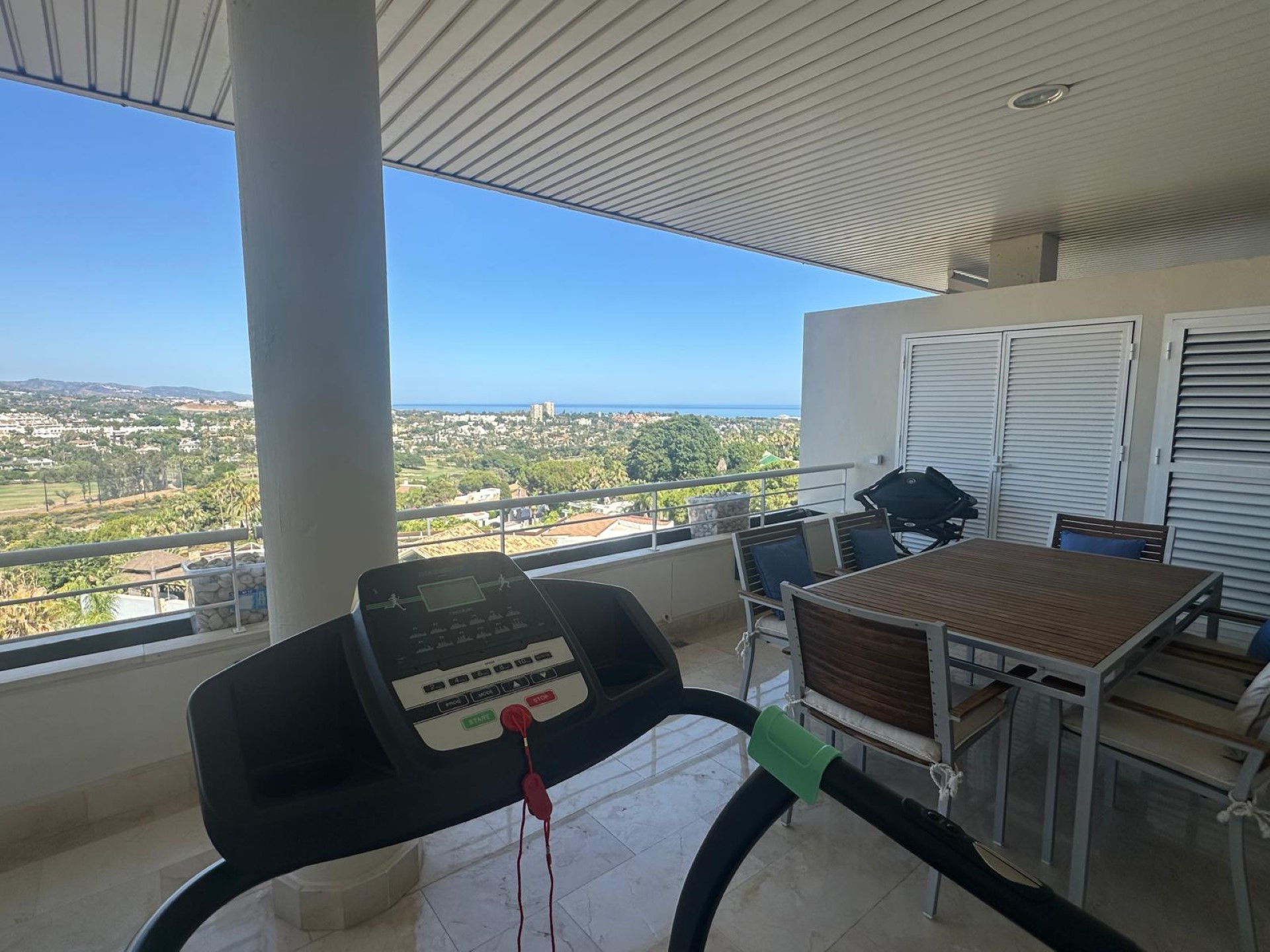 Luxury apartment with panoramic views in La Corniche, Nueva Andalucia
