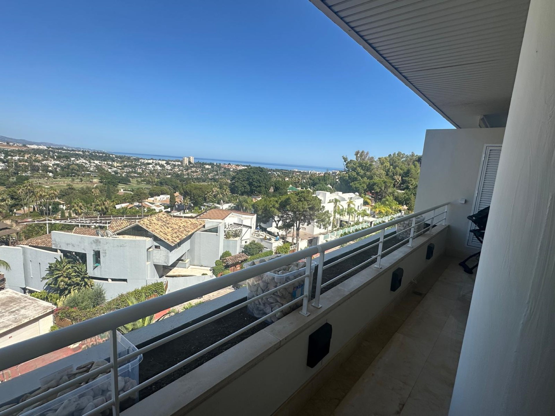 Luxury apartment with panoramic views in La Corniche, Nueva Andalucia