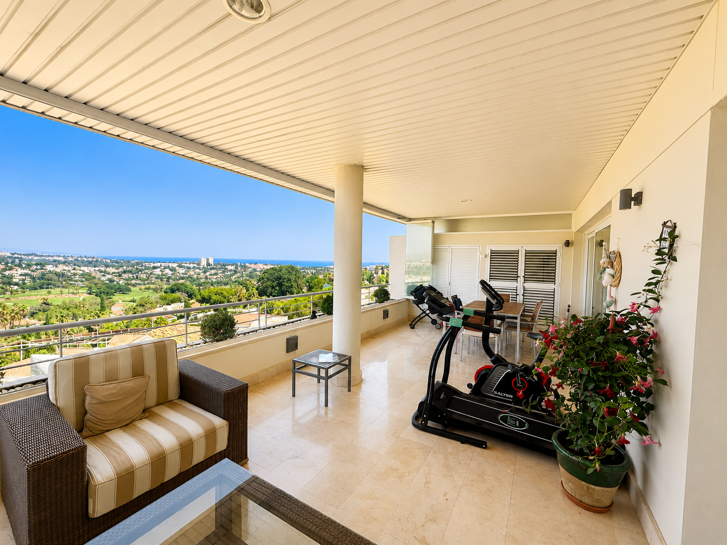 Apartamento de lujo con vistas panorámicas en La Corniche, Nueva Andalucia