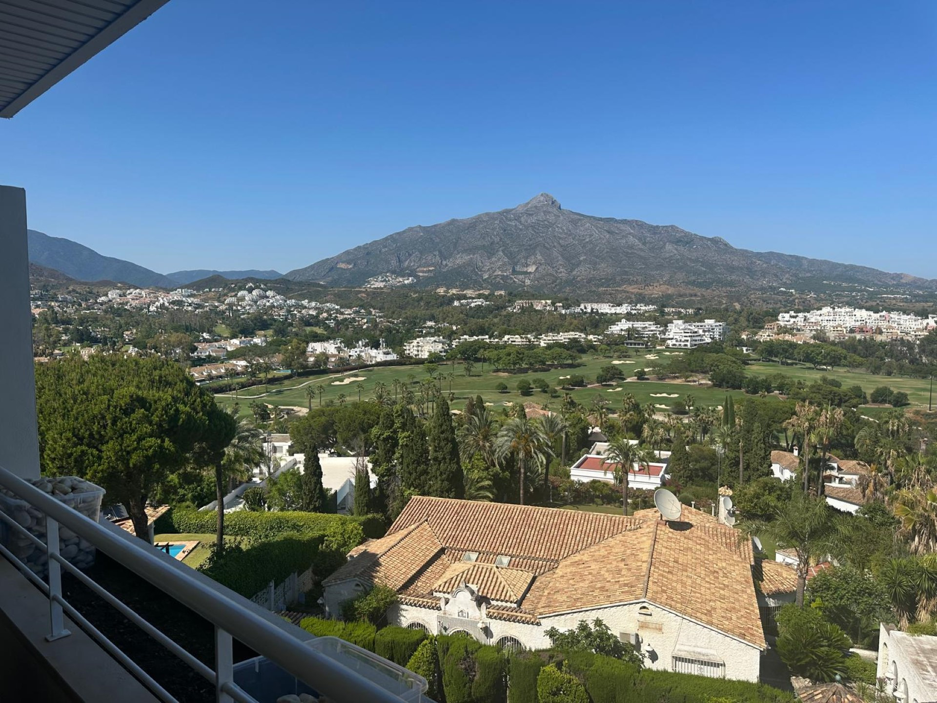 Luxury apartment with panoramic views in La Corniche, Nueva Andalucia