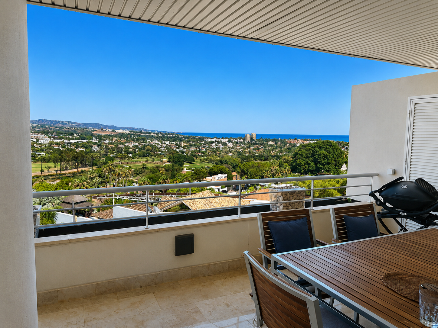 Apartamento de lujo con vistas panorámicas en La Corniche, Nueva Andalucia
