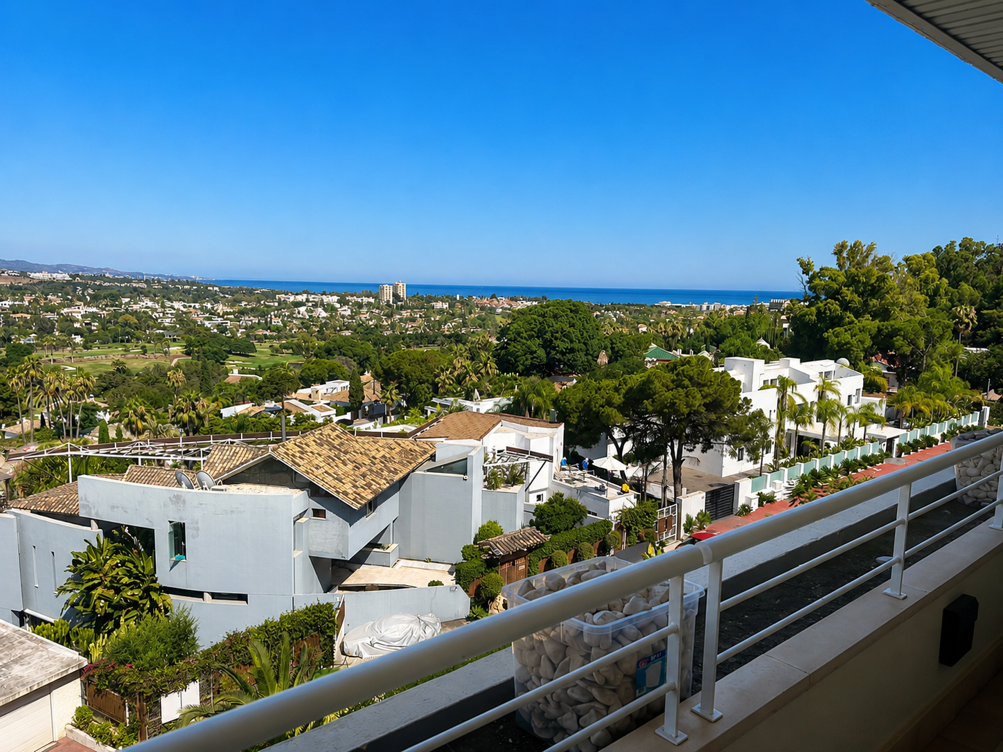 Apartamento de lujo con vistas panorámicas en La Corniche, Nueva Andalucia