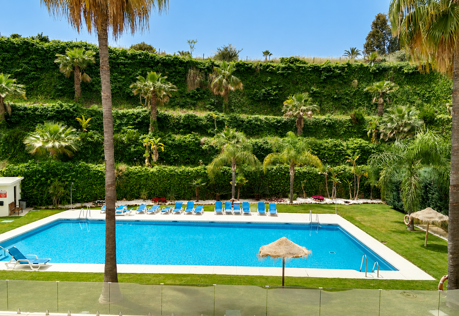 Apartamento de lujo con vistas panorámicas en La Corniche, Nueva Andalucia
