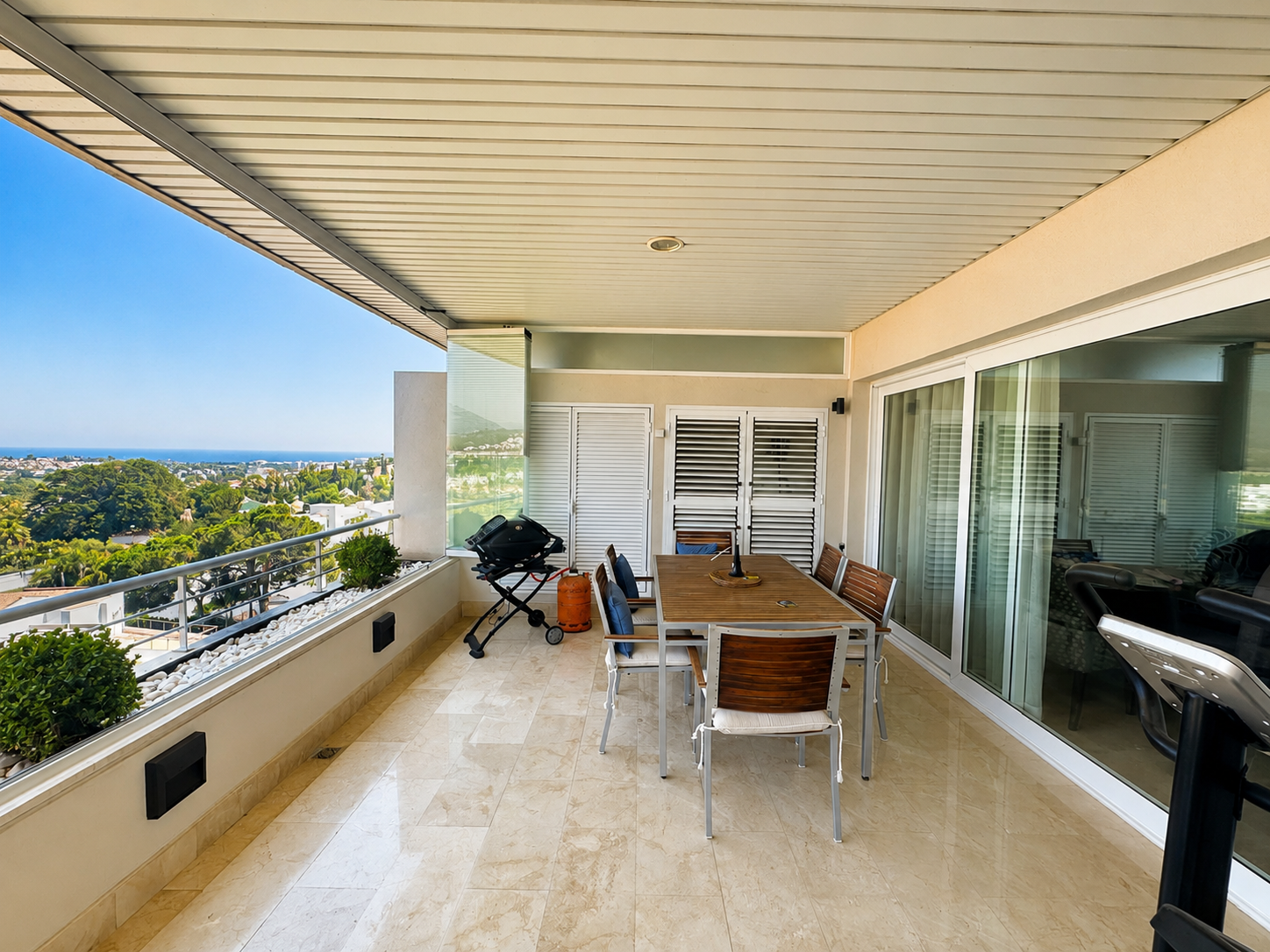 Apartamento de lujo con vistas panorámicas en La Corniche, Nueva Andalucia