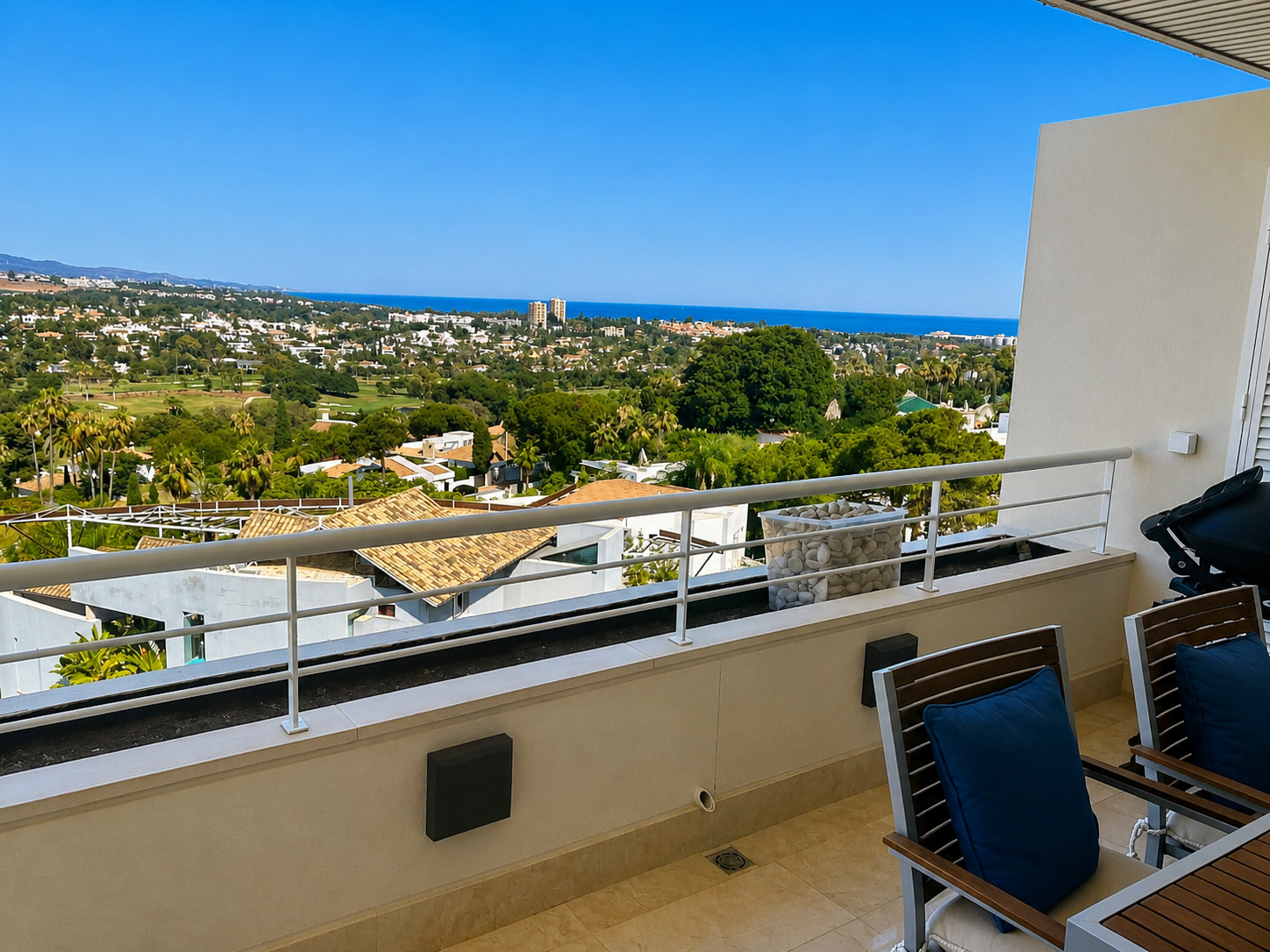 Apartamento de lujo con vistas panorámicas en La Corniche, Nueva Andalucia