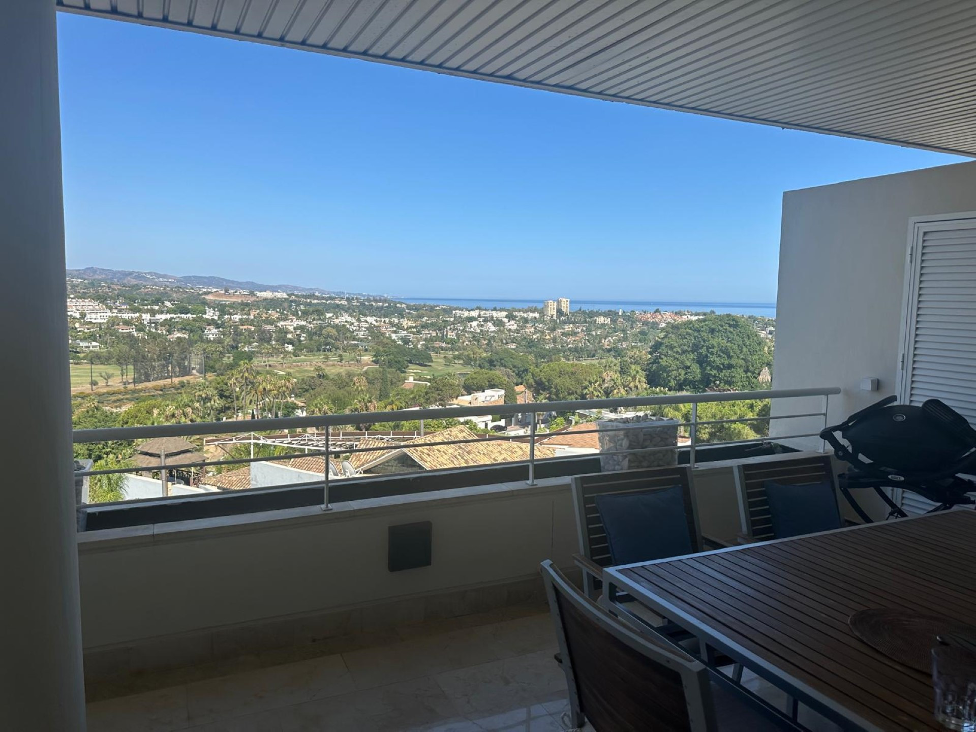 Luxury apartment with panoramic views in La Corniche, Nueva Andalucia