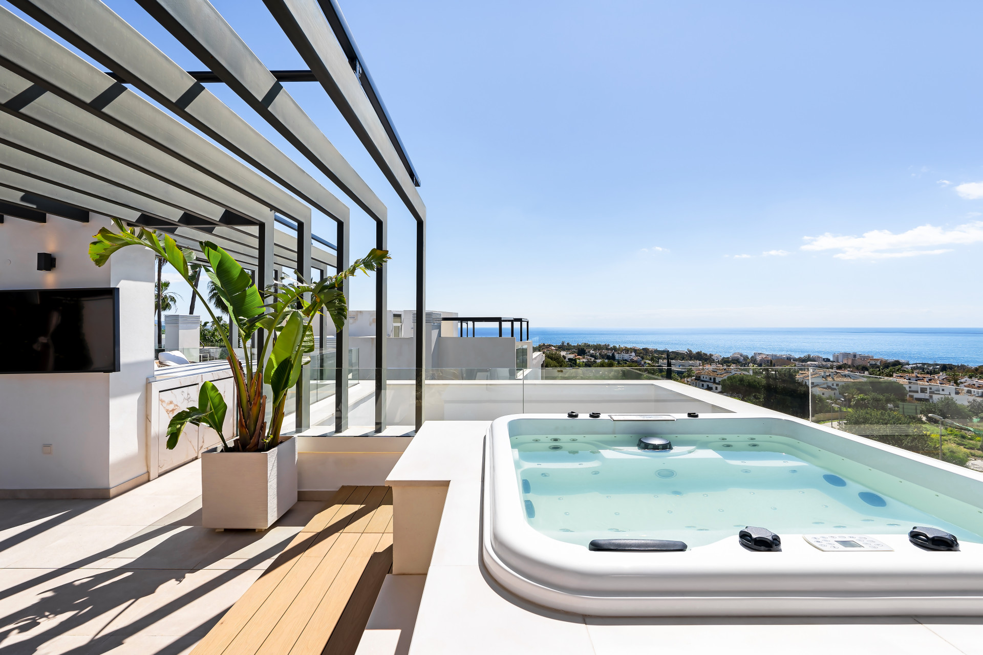 Lujosa villa en esquina en Sierra Blanca, Milla de Oro de Marbella