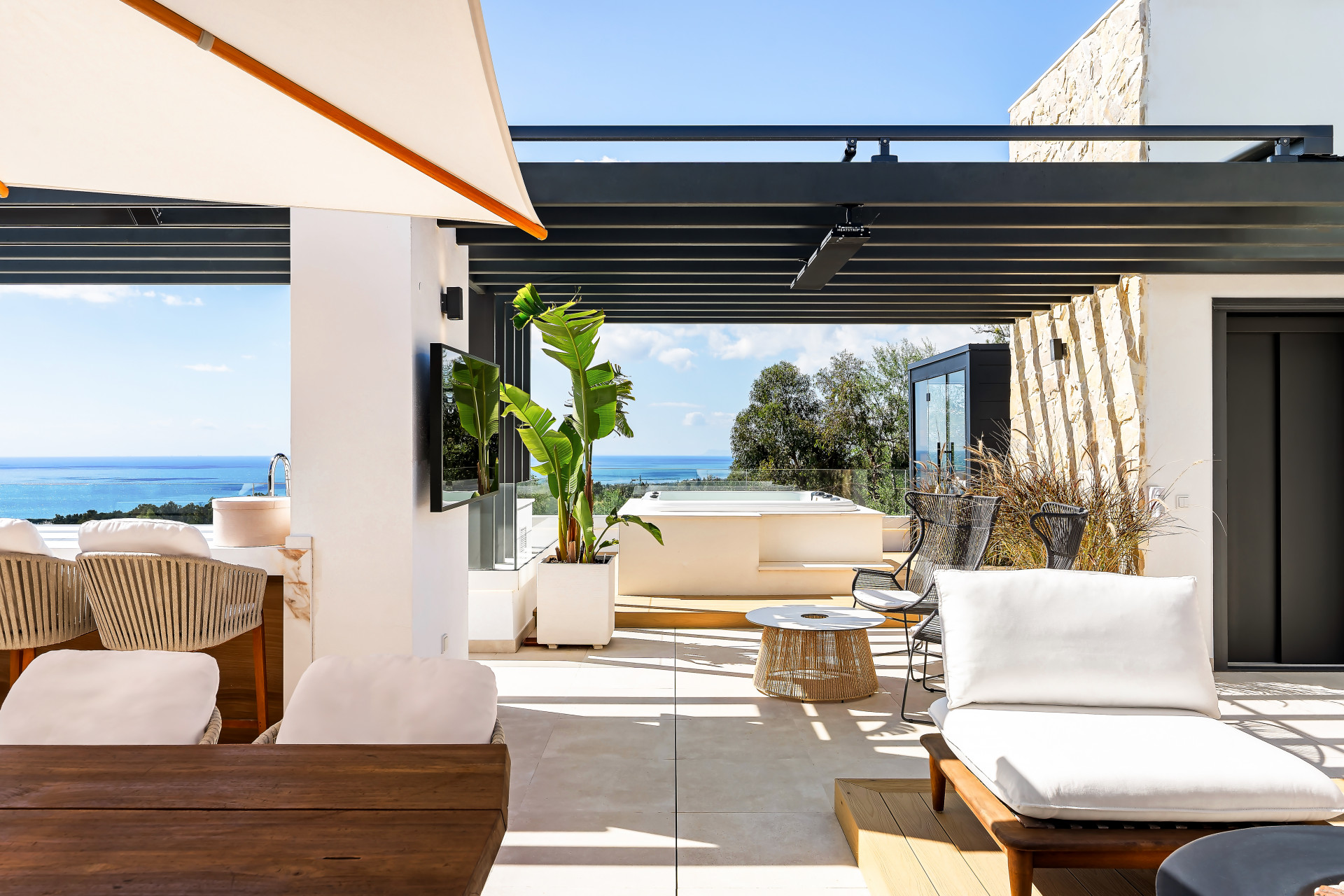 Lujosa villa en esquina en Sierra Blanca, Milla de Oro de Marbella