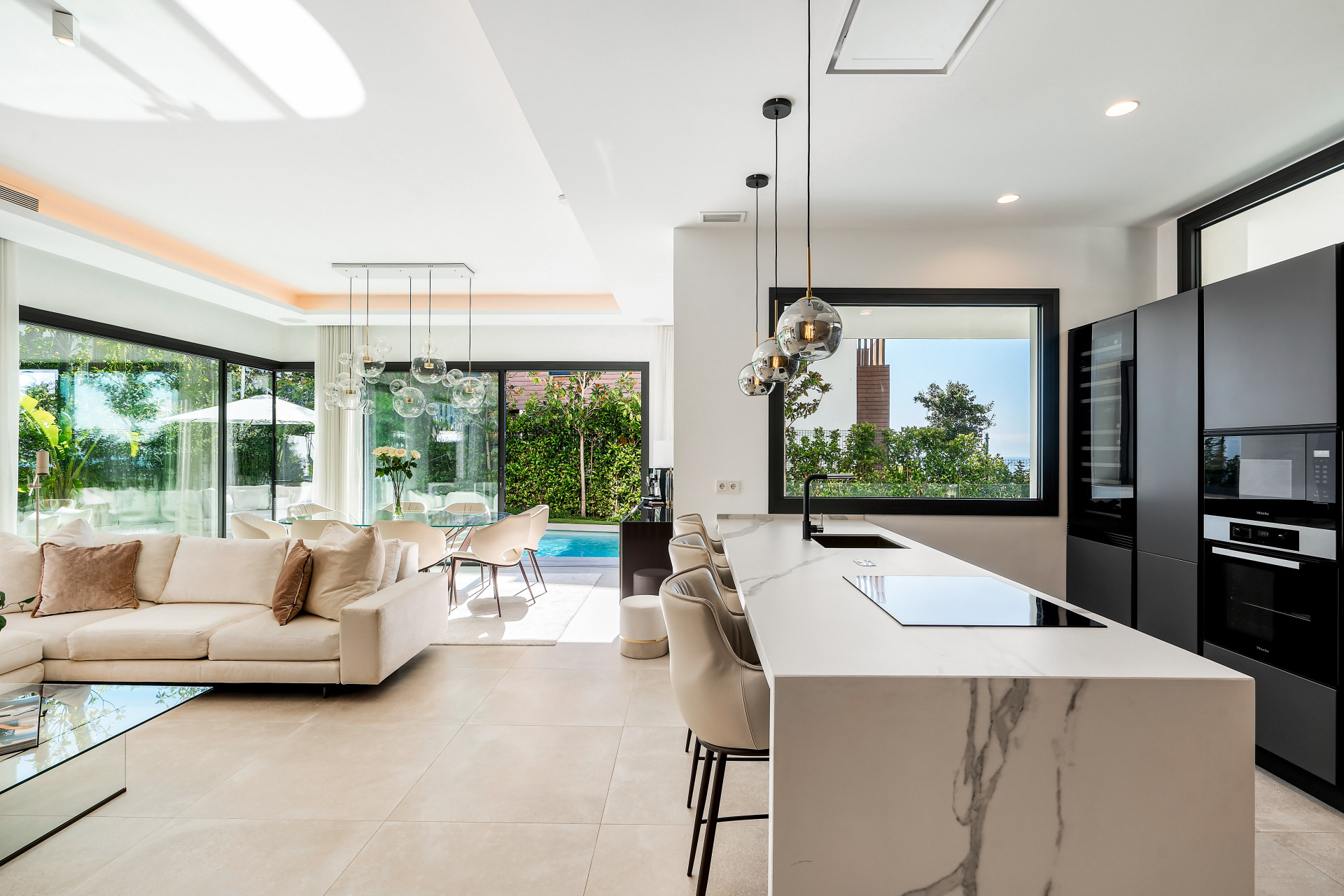 Lujosa villa en esquina en Sierra Blanca, Milla de Oro de Marbella