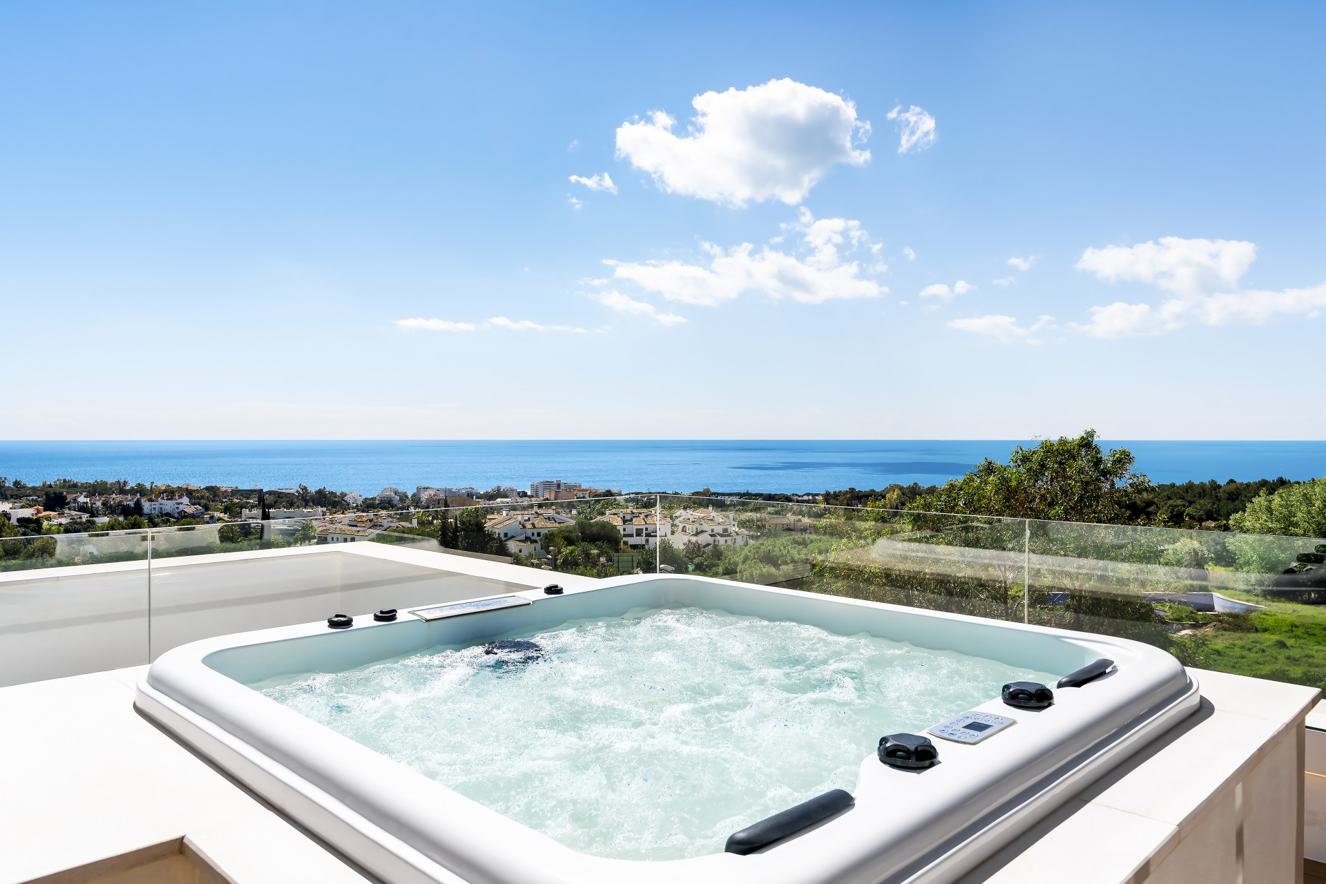 Lujosa villa en esquina en Sierra Blanca, Milla de Oro de Marbella