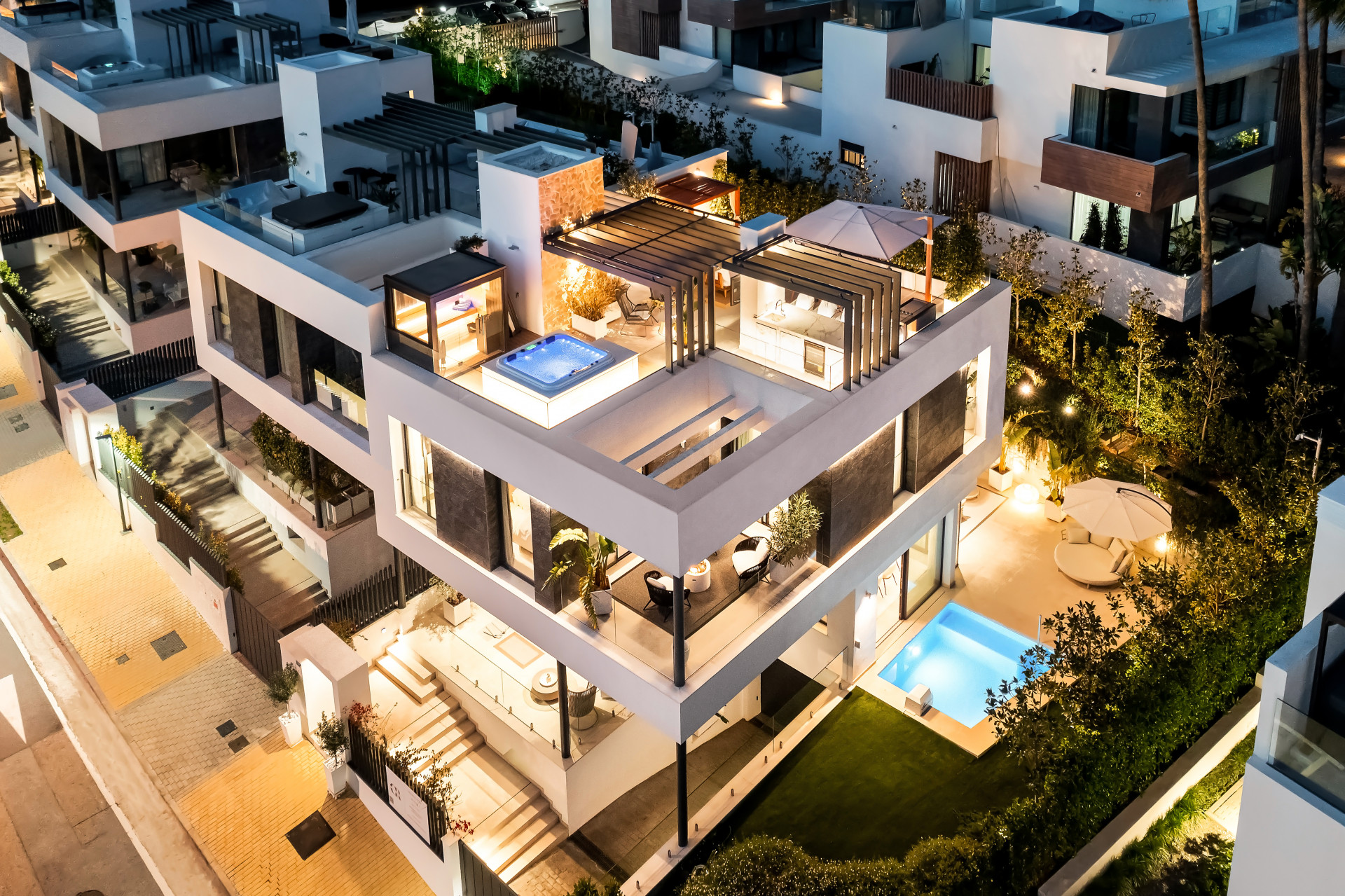Lujosa villa en esquina en Sierra Blanca, Milla de Oro de Marbella
