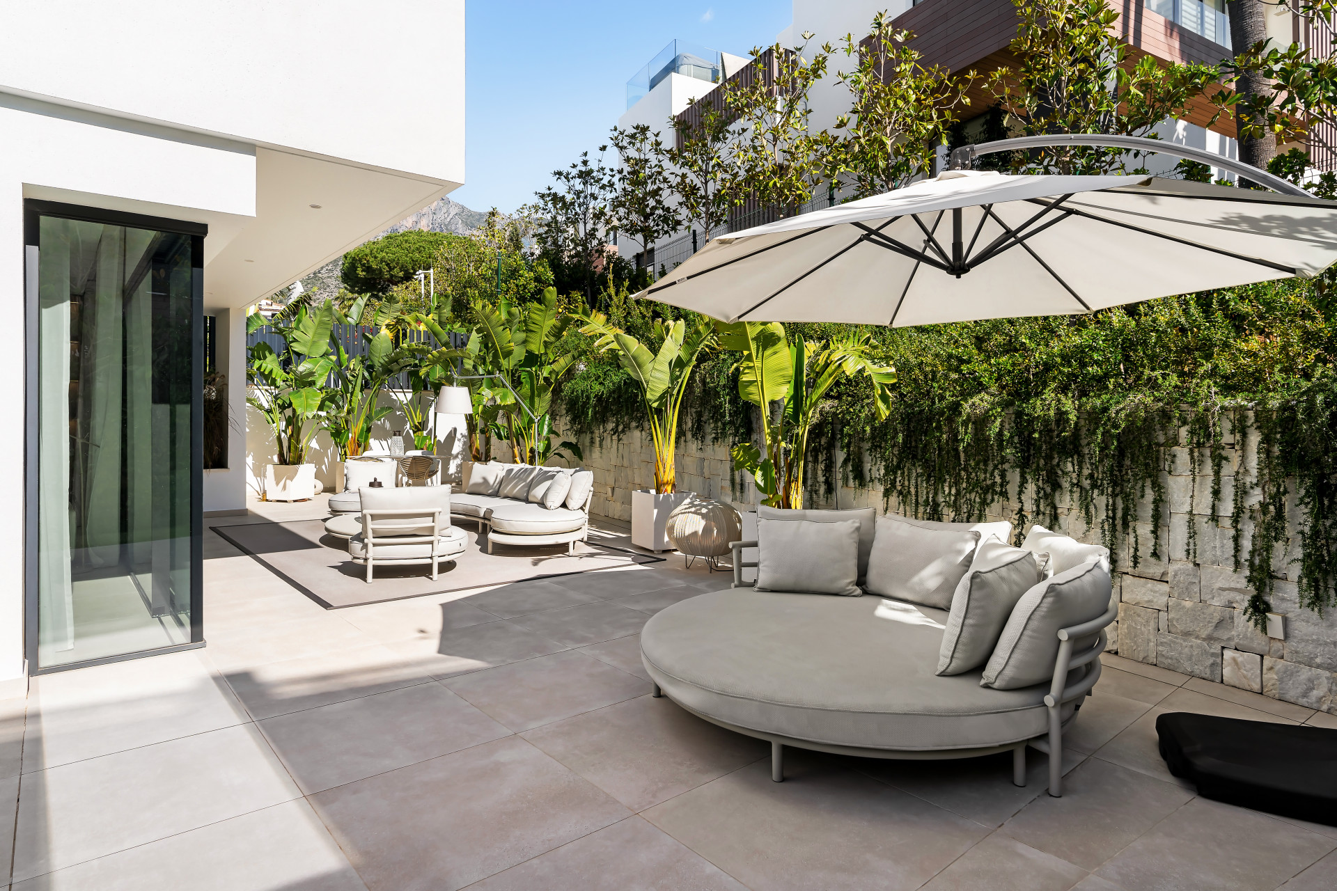 Lujosa villa en esquina en Sierra Blanca, Milla de Oro de Marbella