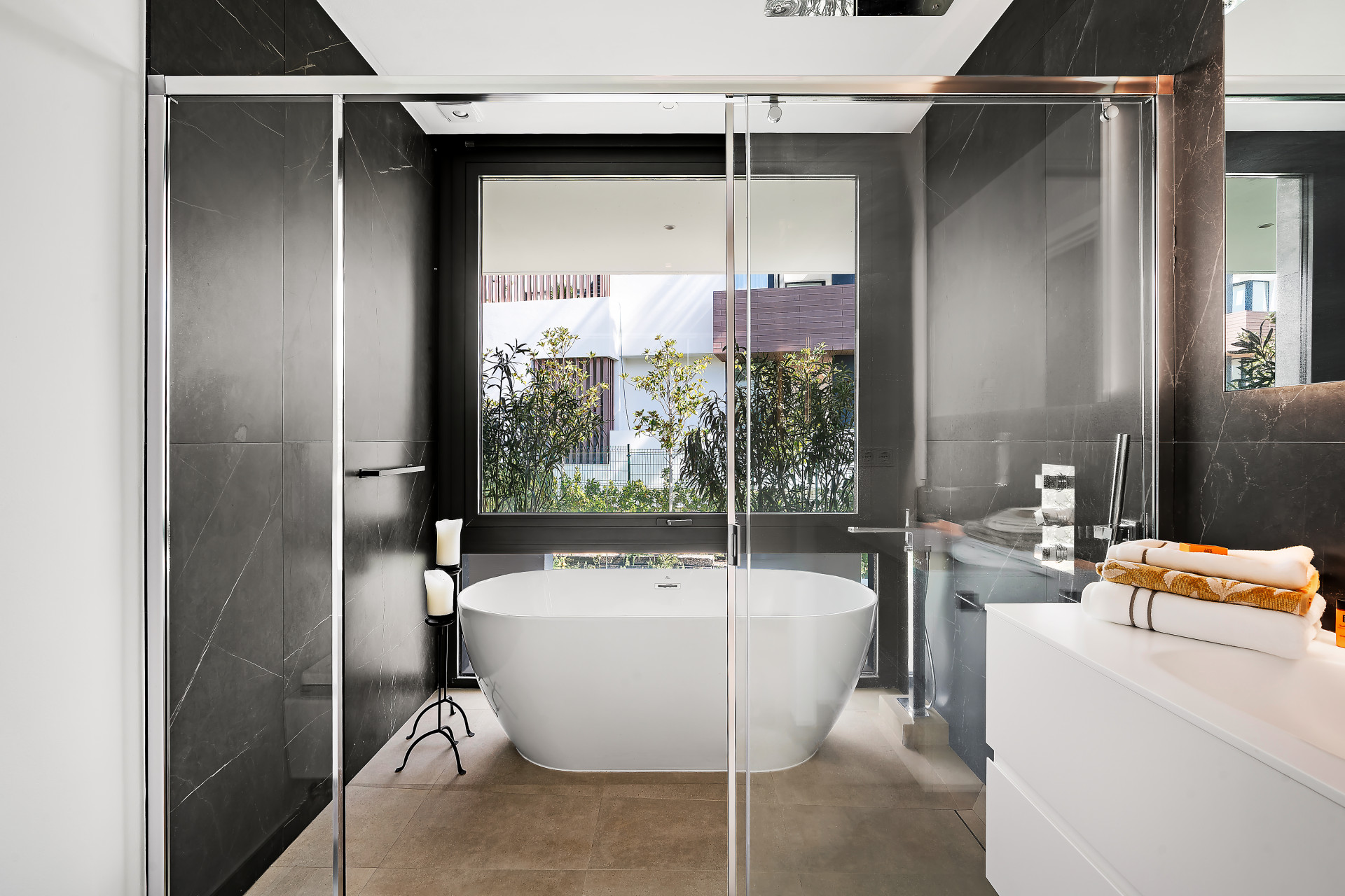 Lujosa villa en esquina en Sierra Blanca, Milla de Oro de Marbella