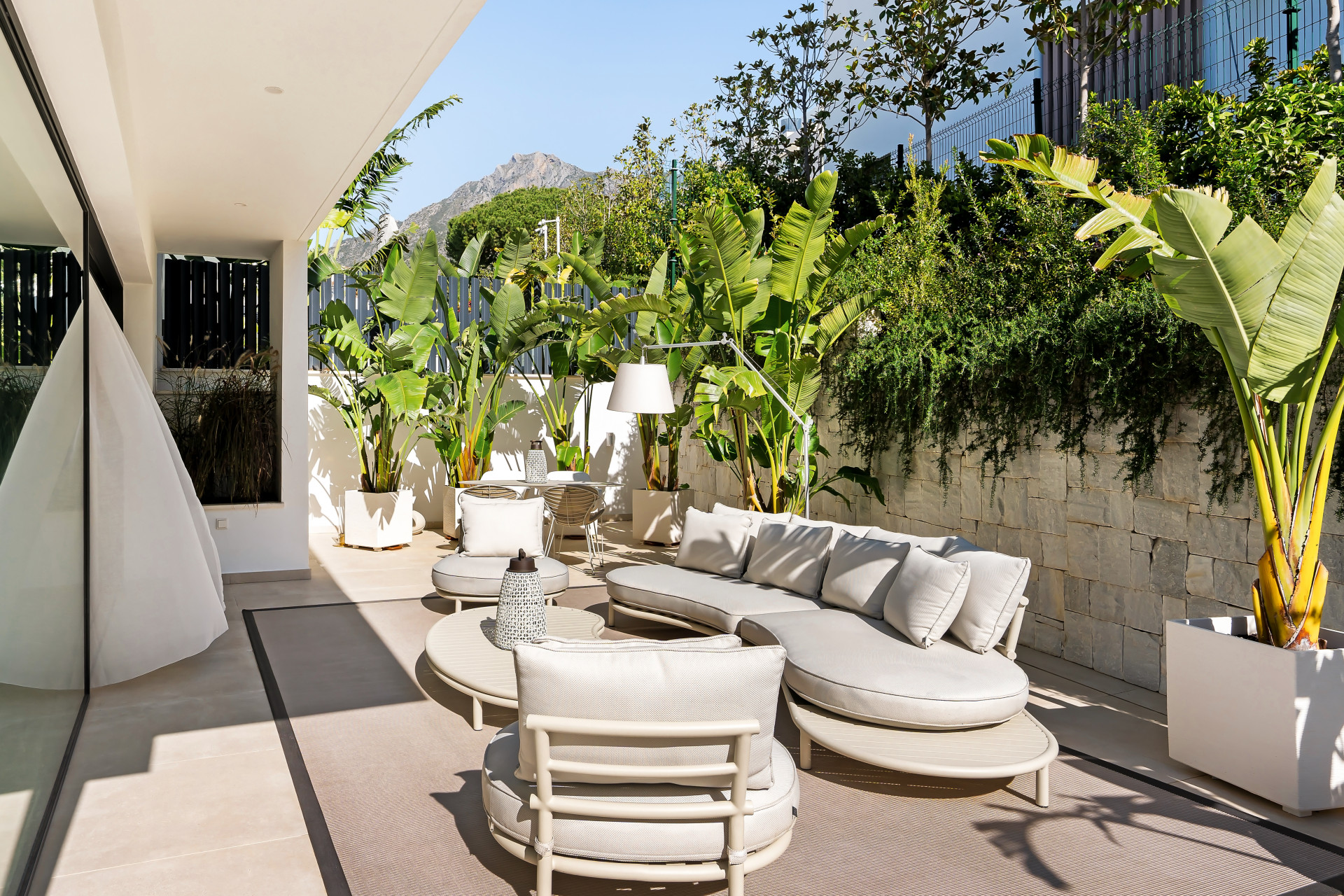 Lujosa villa en esquina en Sierra Blanca, Milla de Oro de Marbella