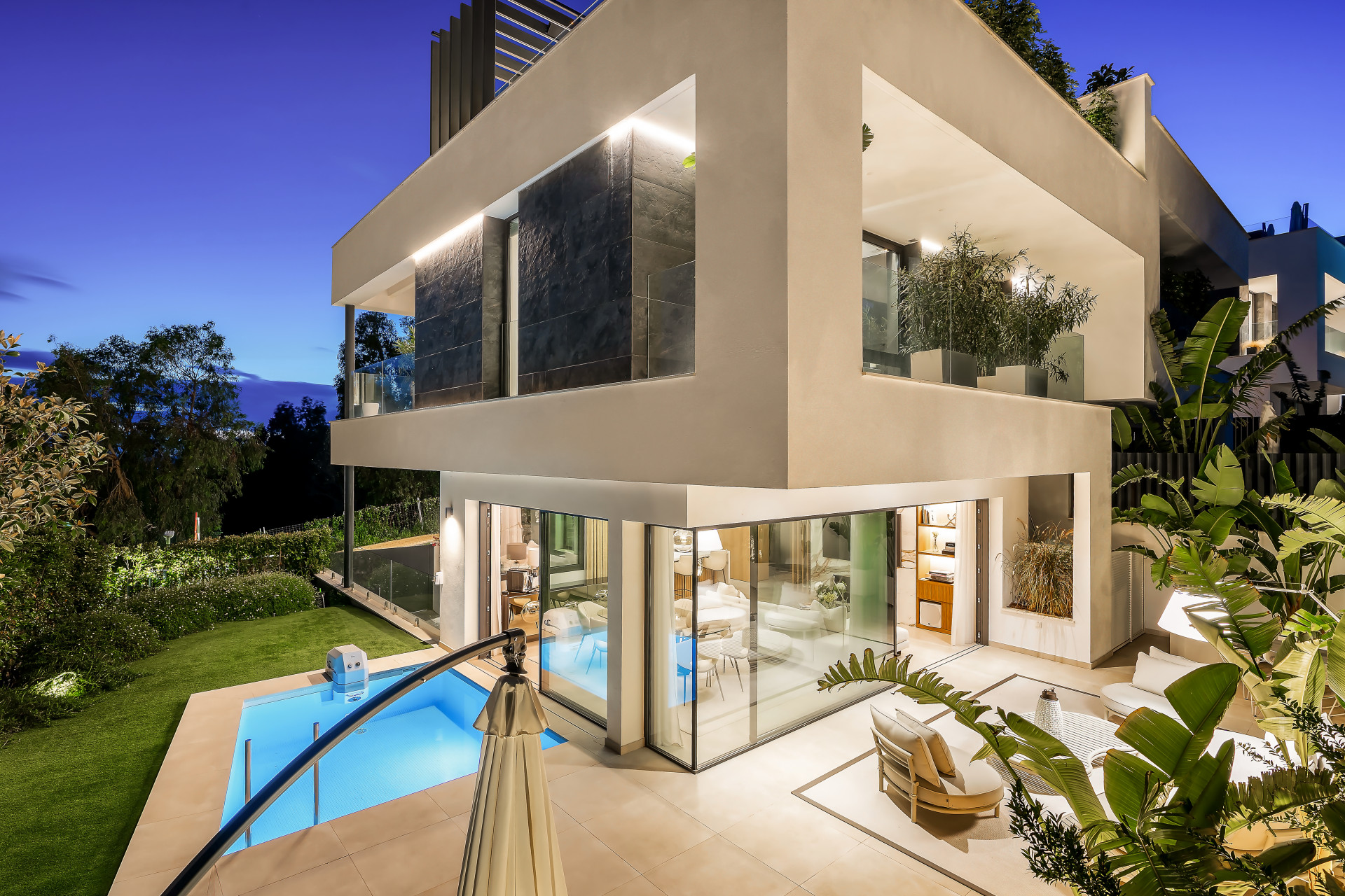 Lujosa villa en esquina en Sierra Blanca, Milla de Oro de Marbella