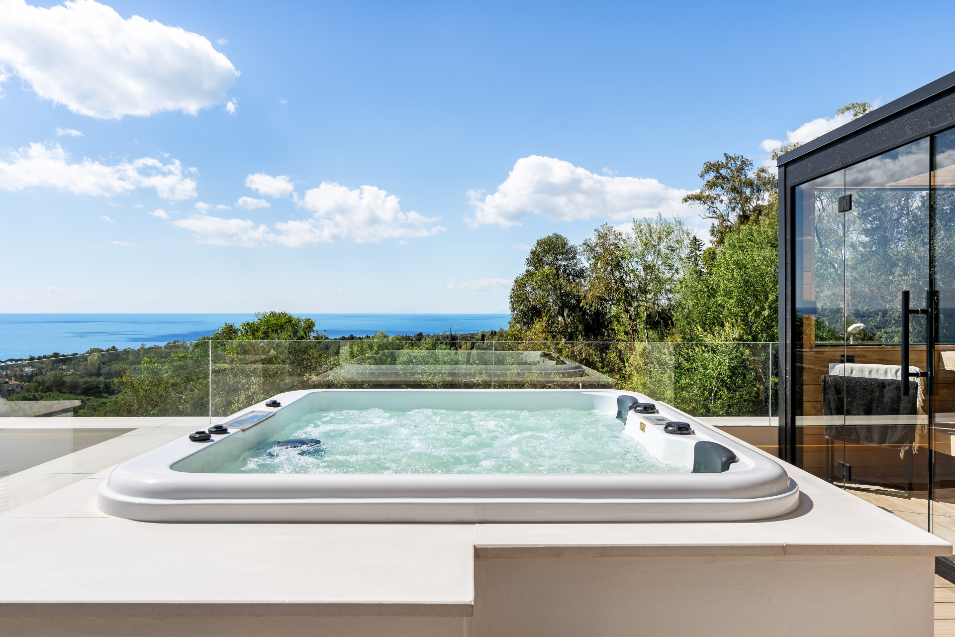 Lujosa villa en esquina en Sierra Blanca, Milla de Oro de Marbella