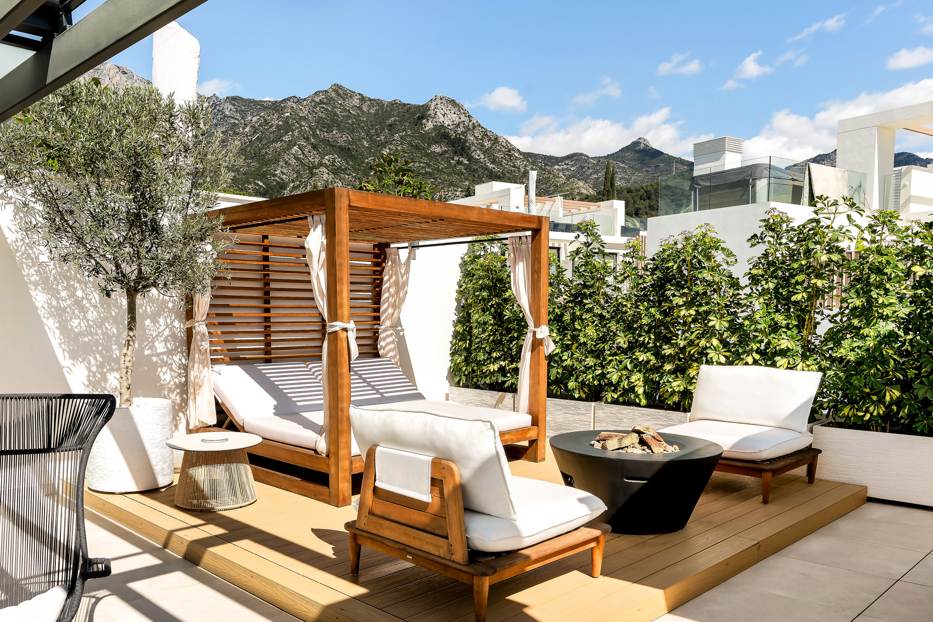 Lujosa villa en esquina en Sierra Blanca, Milla de Oro de Marbella