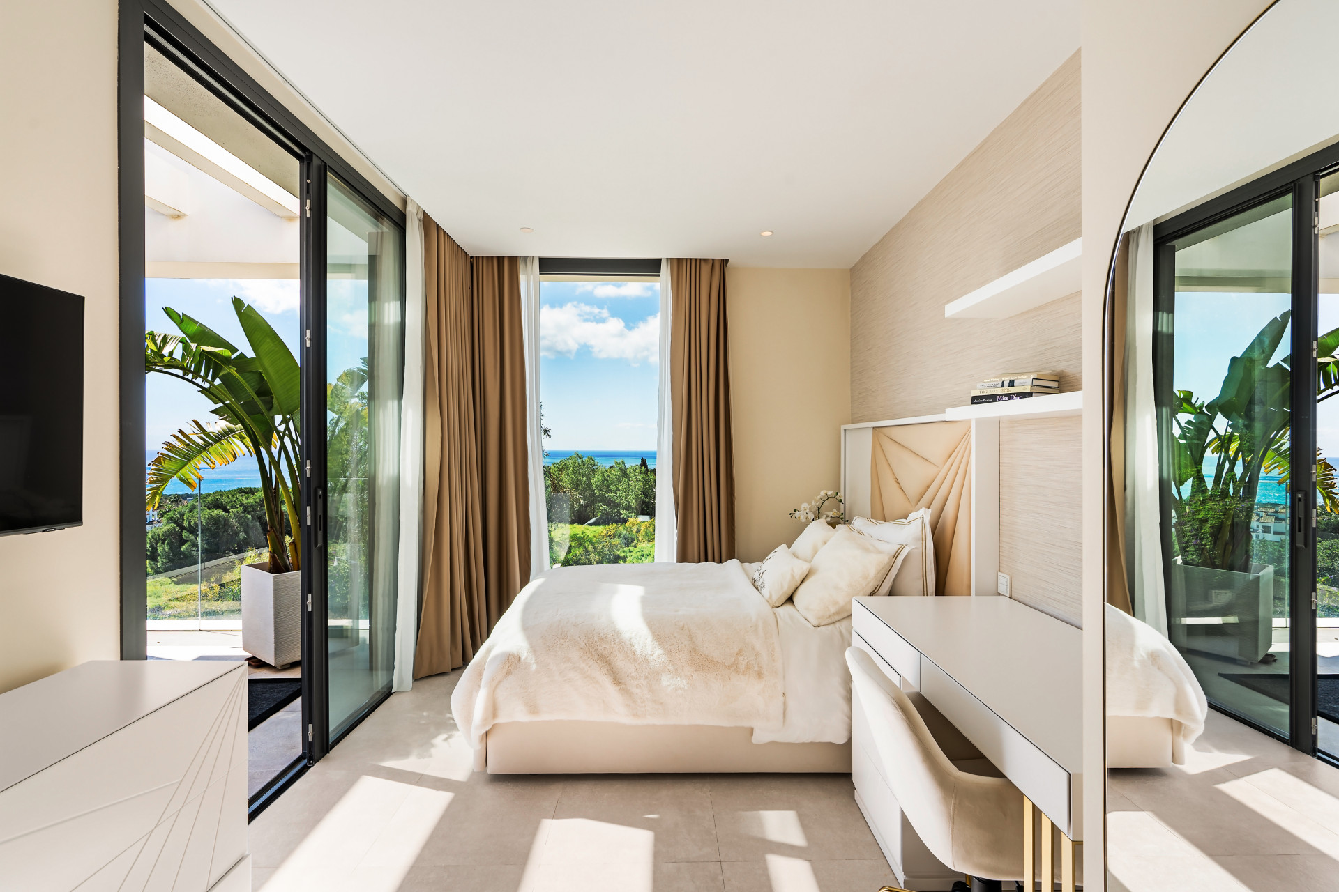 Lujosa villa en esquina en Sierra Blanca, Milla de Oro de Marbella