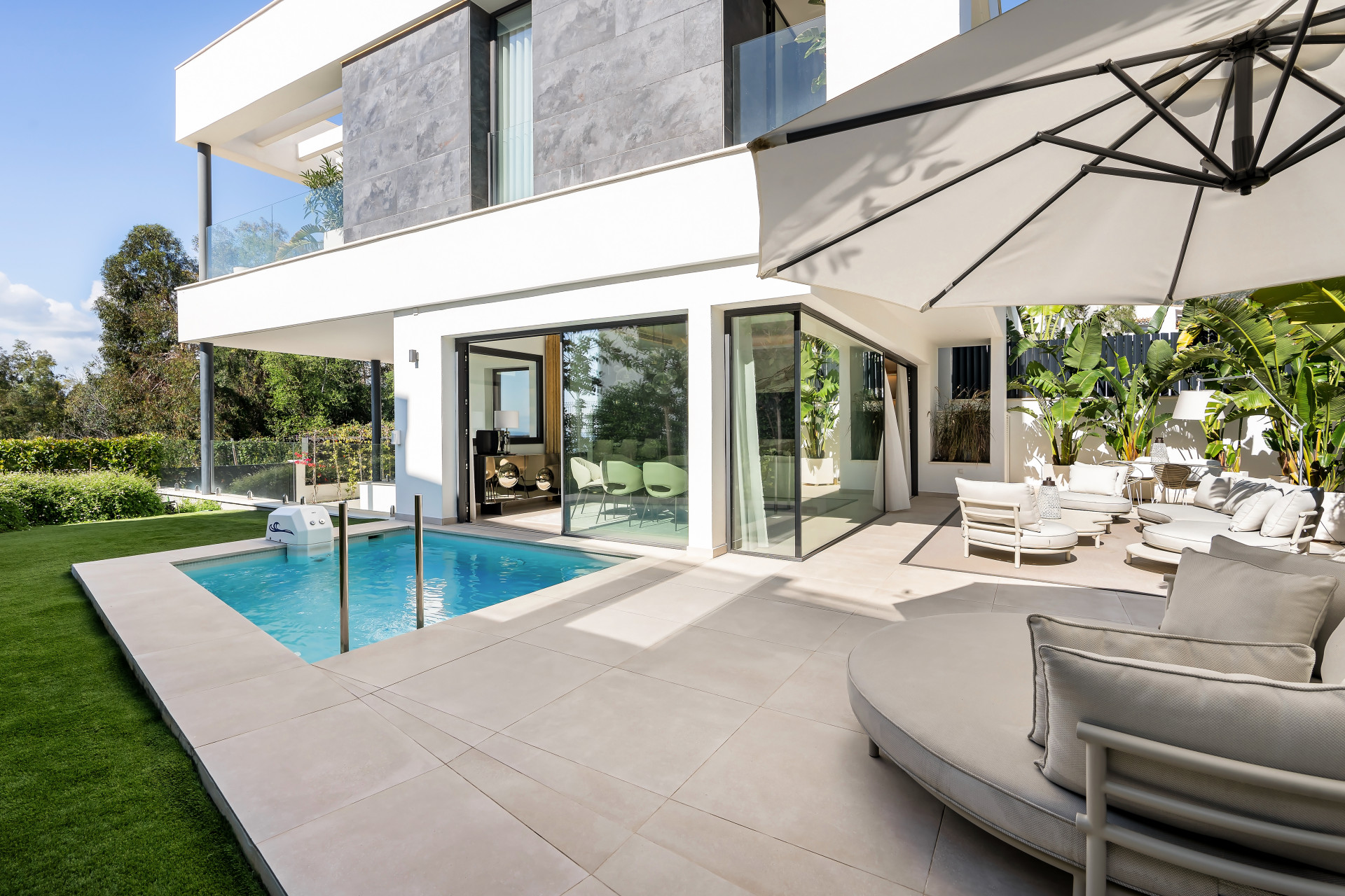 Lujosa villa en esquina en Sierra Blanca, Milla de Oro de Marbella