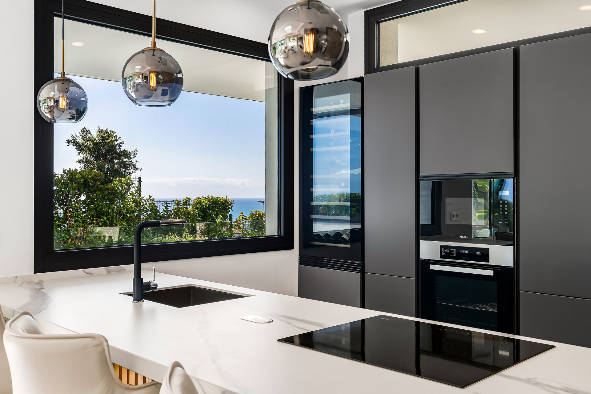 Lujosa villa en esquina en Sierra Blanca, Milla de Oro de Marbella