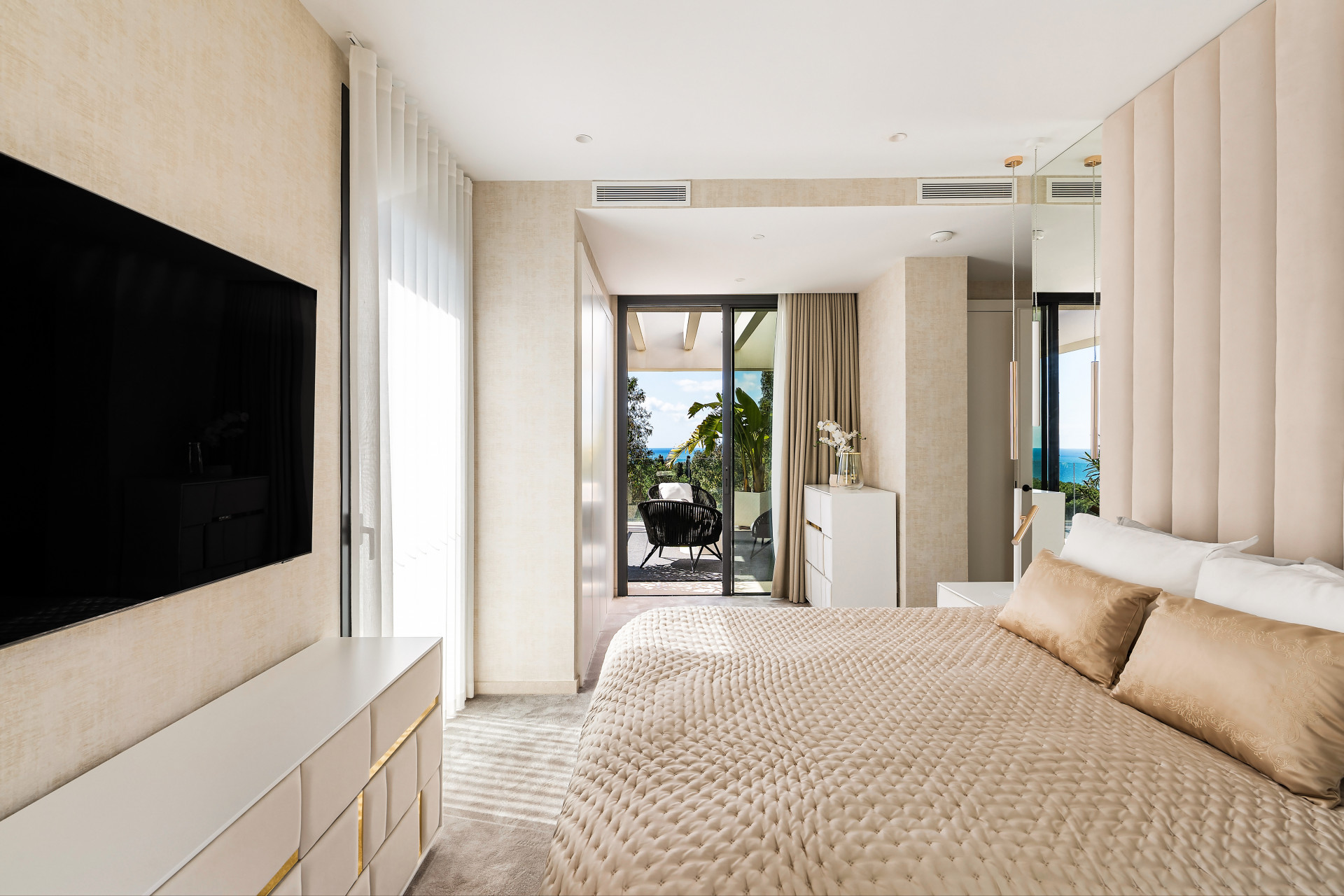 Lujosa villa en esquina en Sierra Blanca, Milla de Oro de Marbella
