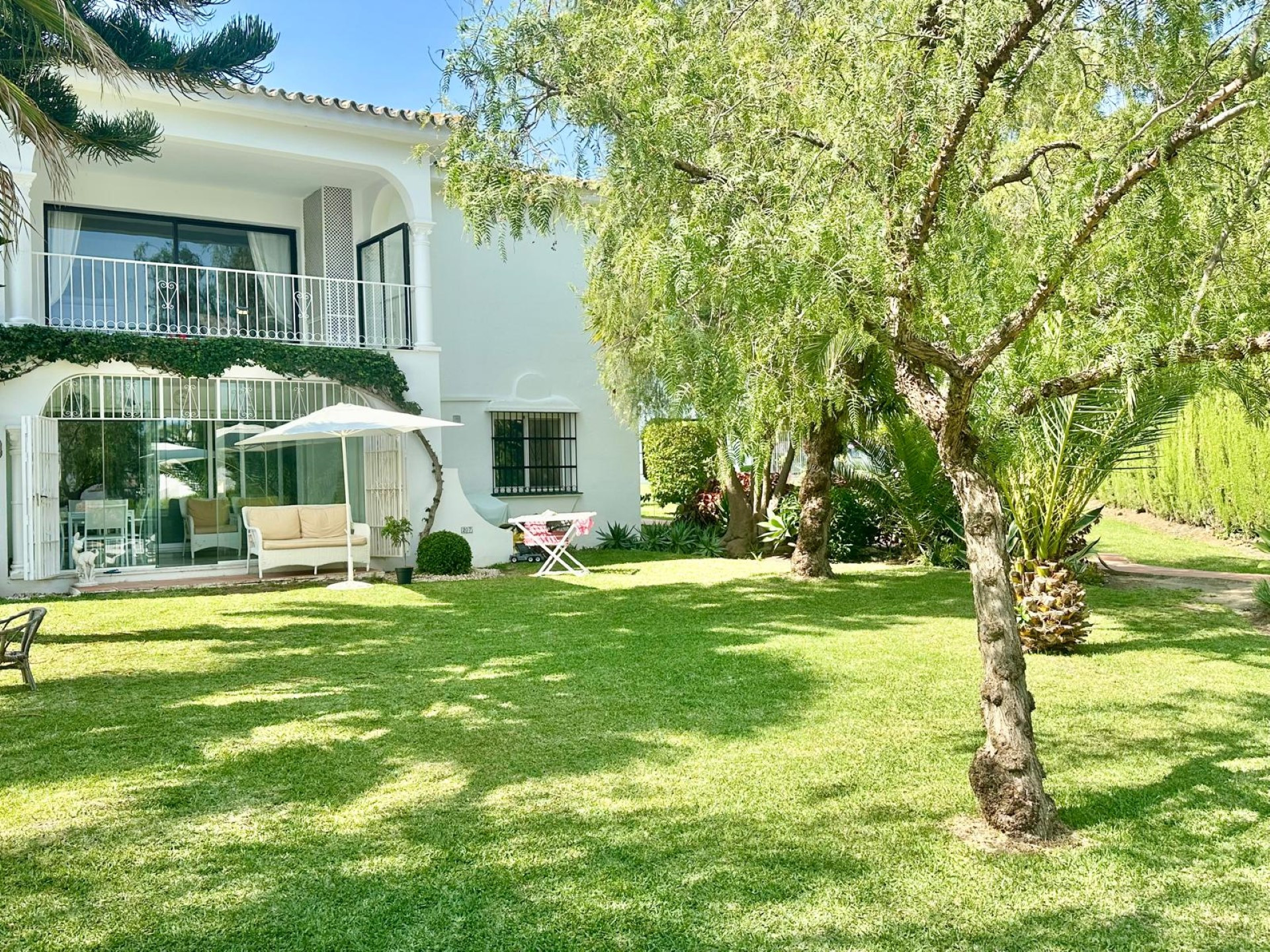 Bright and spacious ground floor apartment in El Paraiso, Estepona East