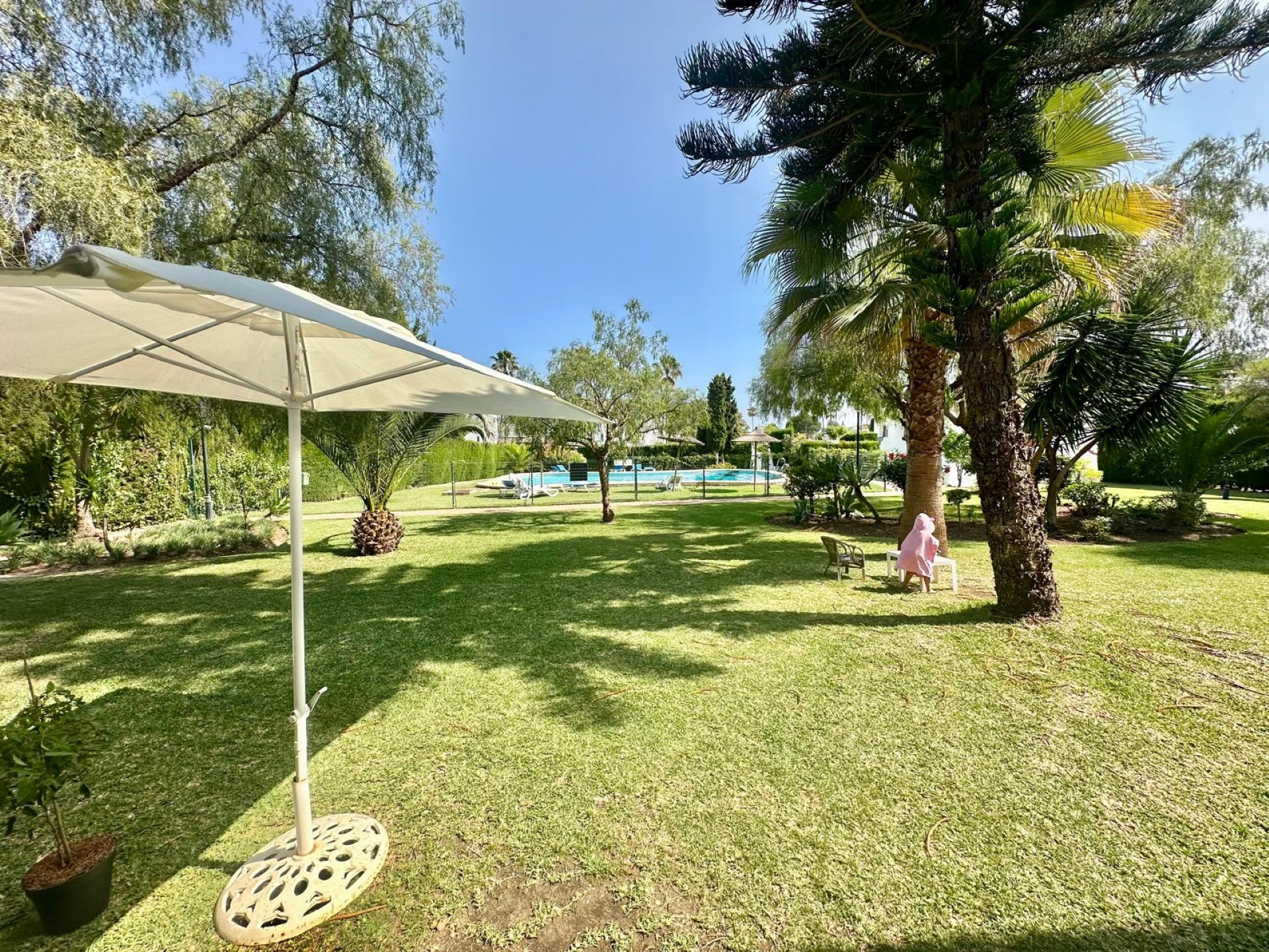 Bright and spacious ground floor apartment in El Paraiso, Estepona East