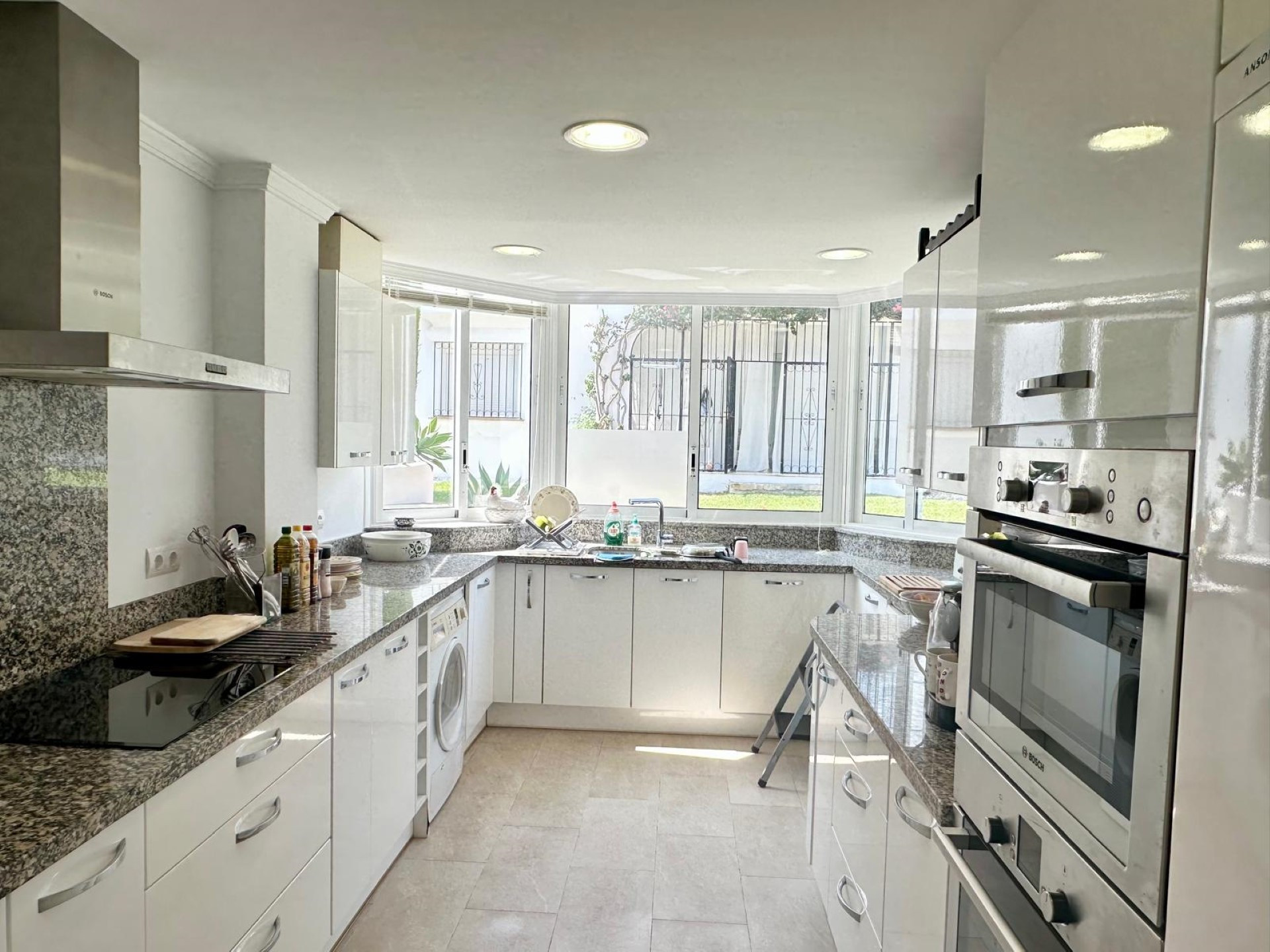 Bright and spacious ground floor apartment in El Paraiso, Estepona East