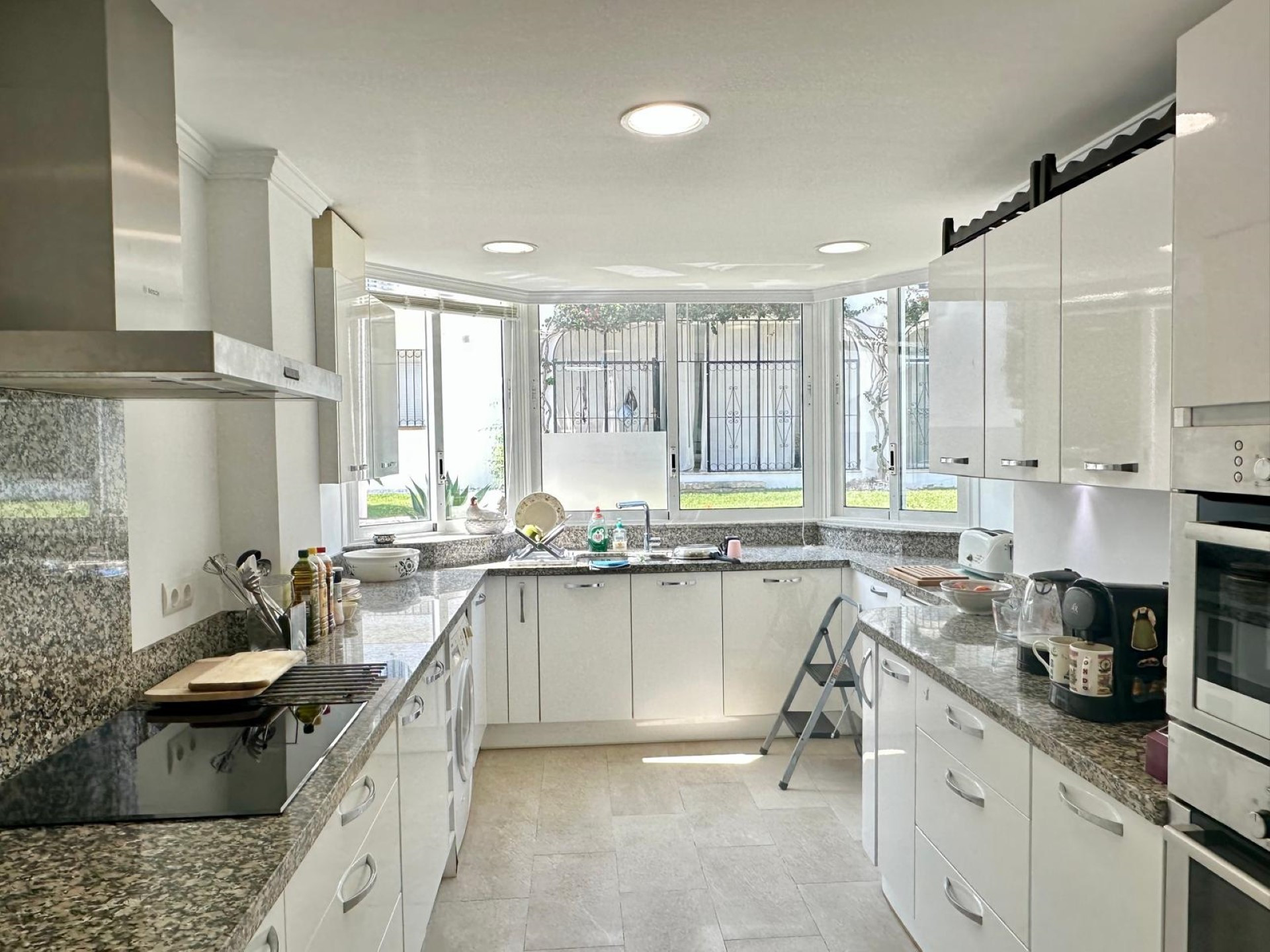 Bright and spacious ground floor apartment in El Paraiso, Estepona East