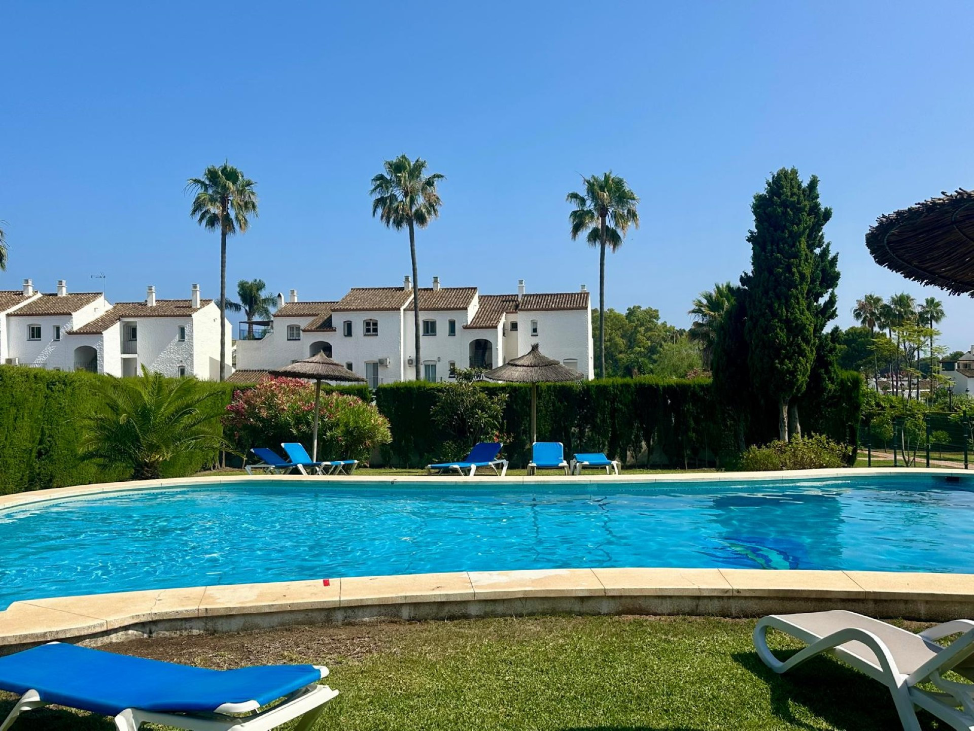 Bright and spacious ground floor apartment in El Paraiso, Estepona East