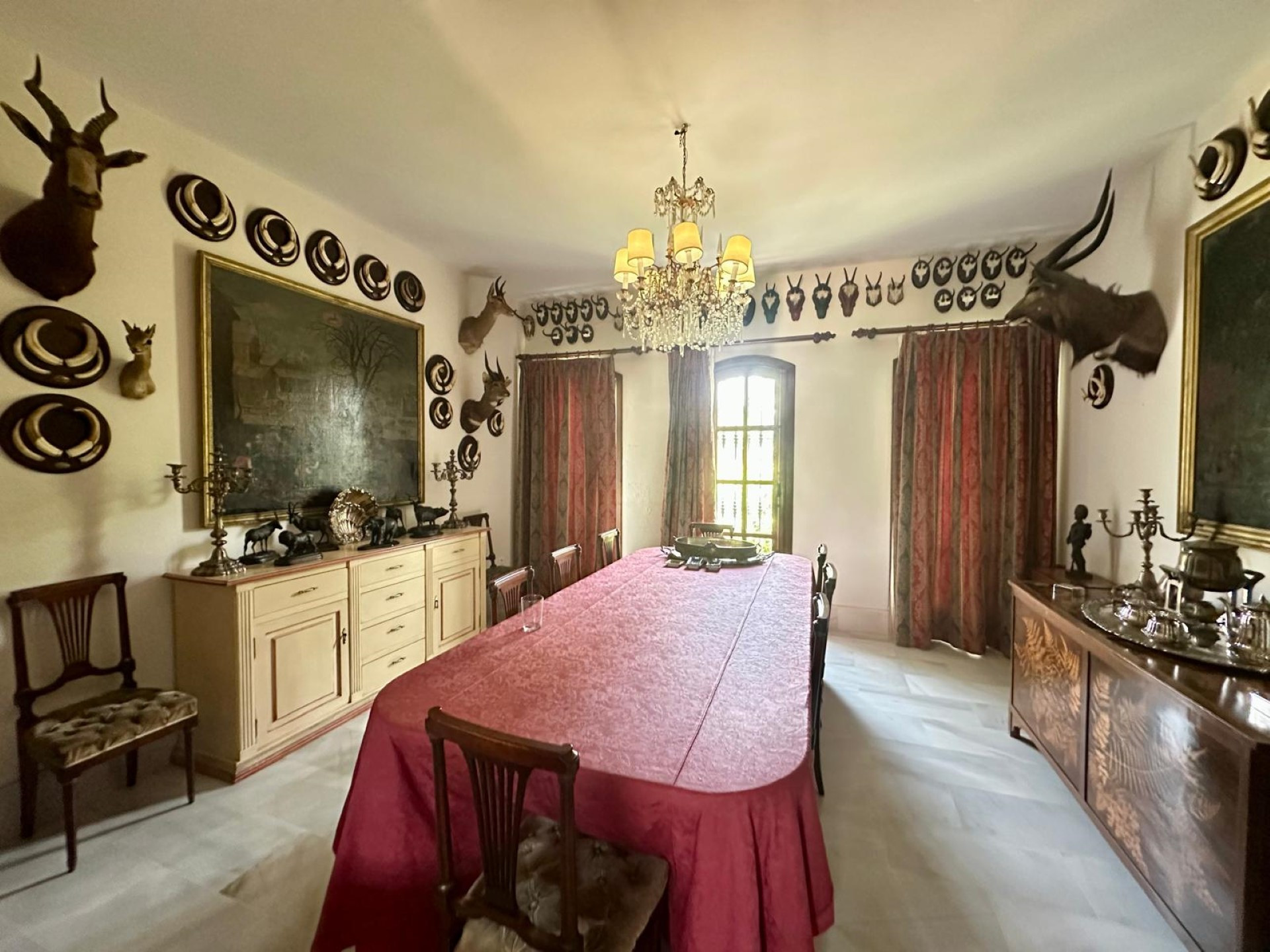 Exceptional frontline golf 5-bedroom villa in Guadalmina Alta
