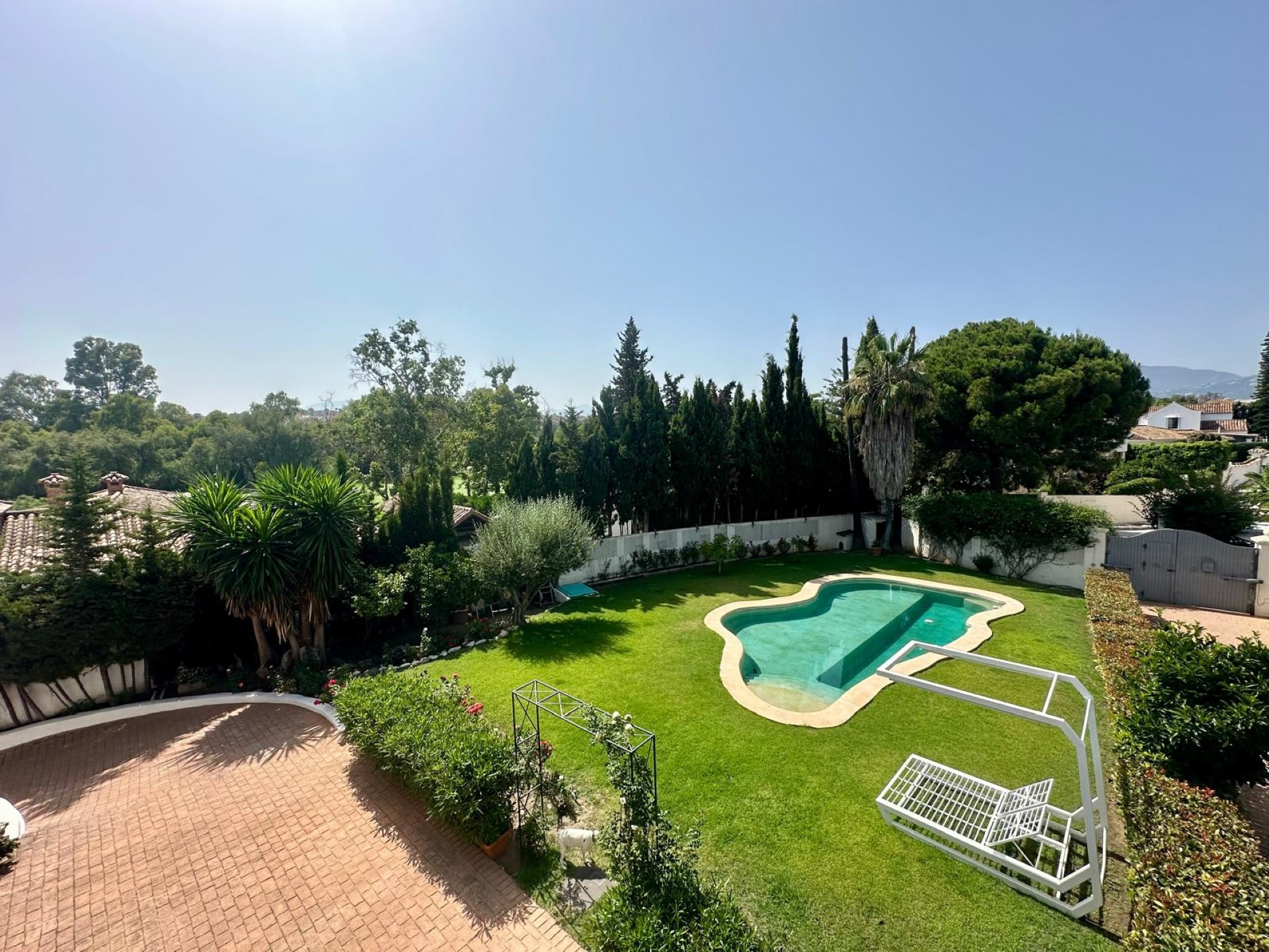 Exceptional frontline golf 5-bedroom villa in Guadalmina Alta