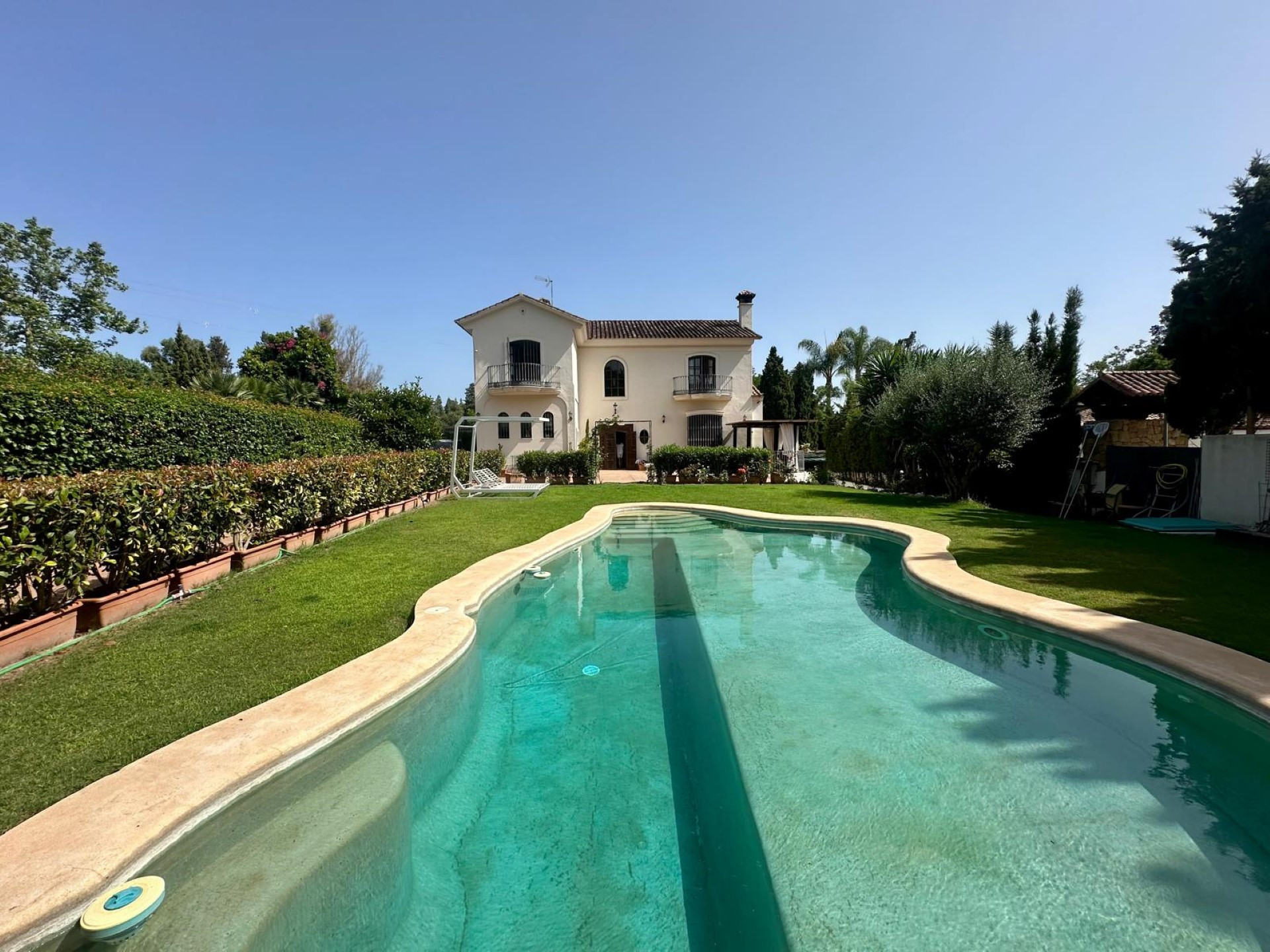 Exceptional frontline golf 5-bedroom villa in Guadalmina Alta