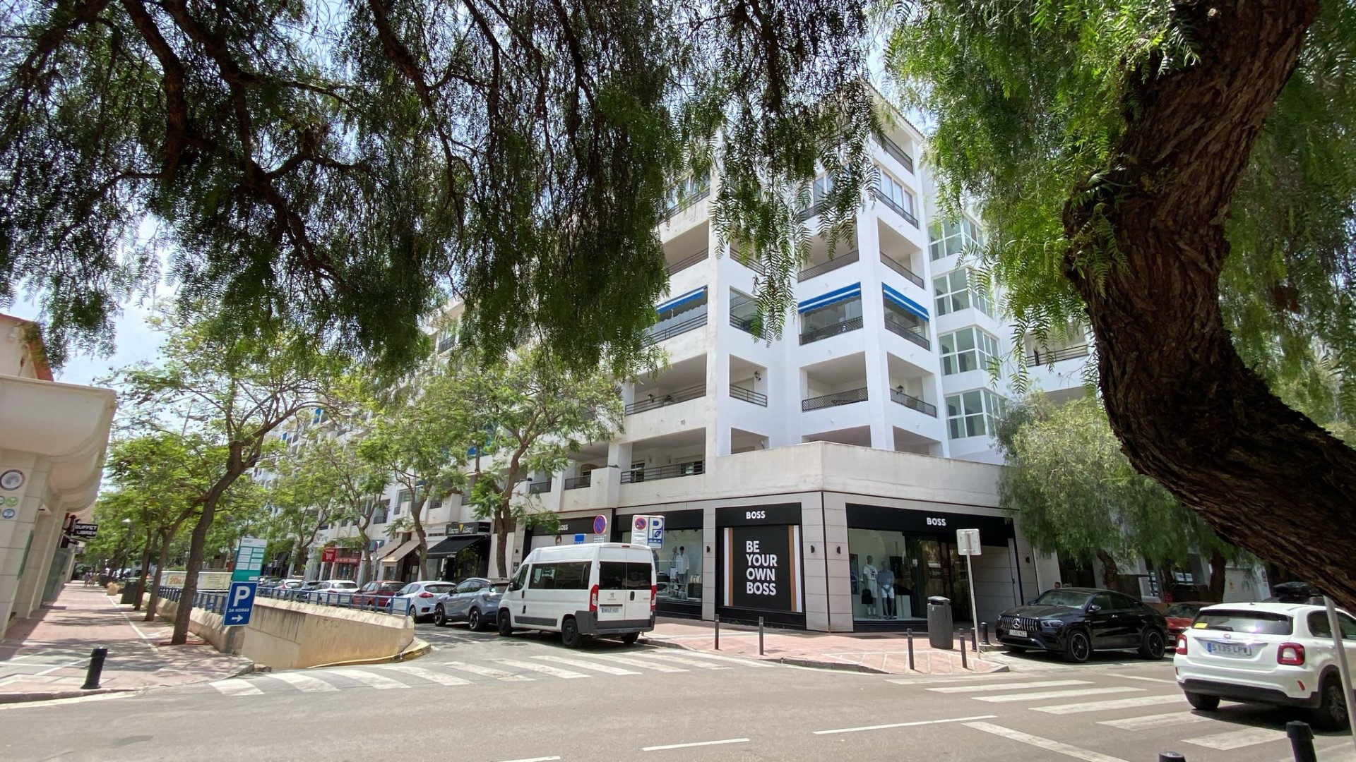Amplio local comercial en Puerto Banús.