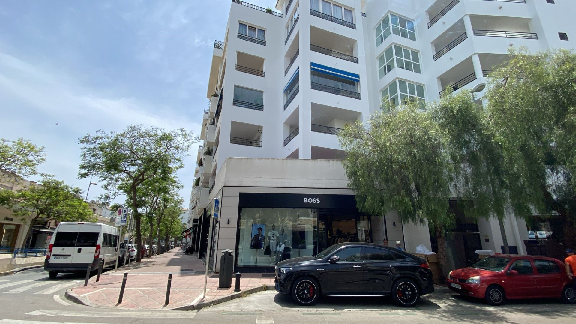 Amplio local comercial en Puerto Banús.