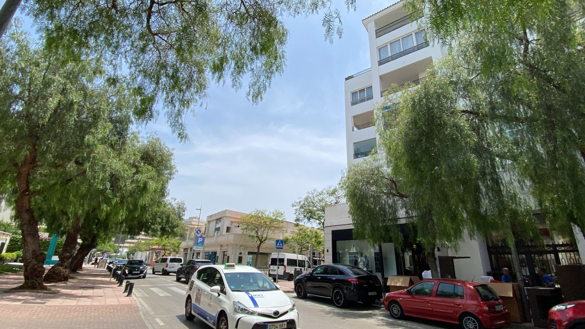 Amplio local comercial en Puerto Banús.