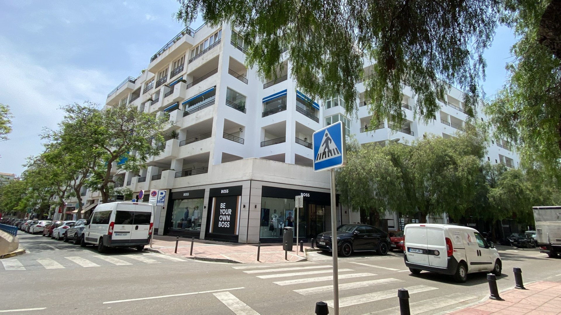 Amplio local comercial en Puerto Banús.