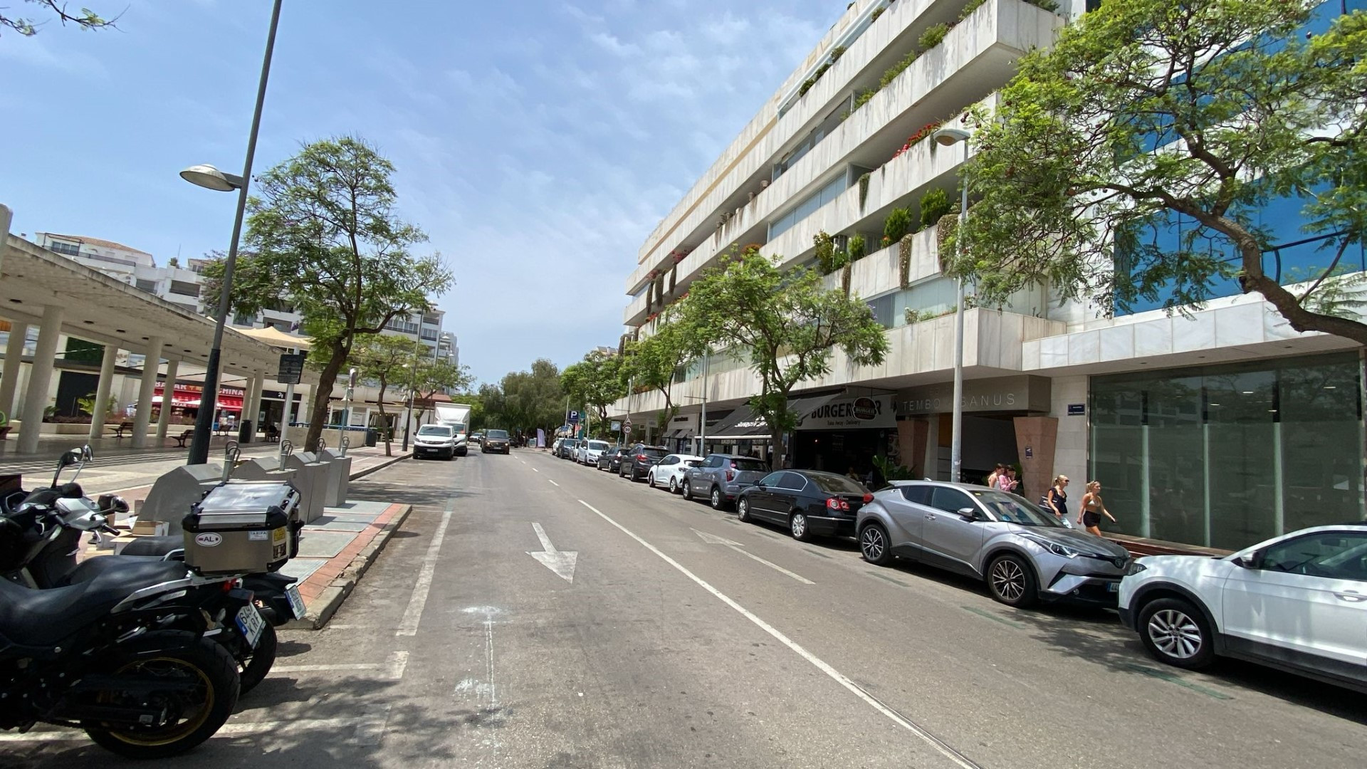 Amplio local comercial en Puerto Banús.