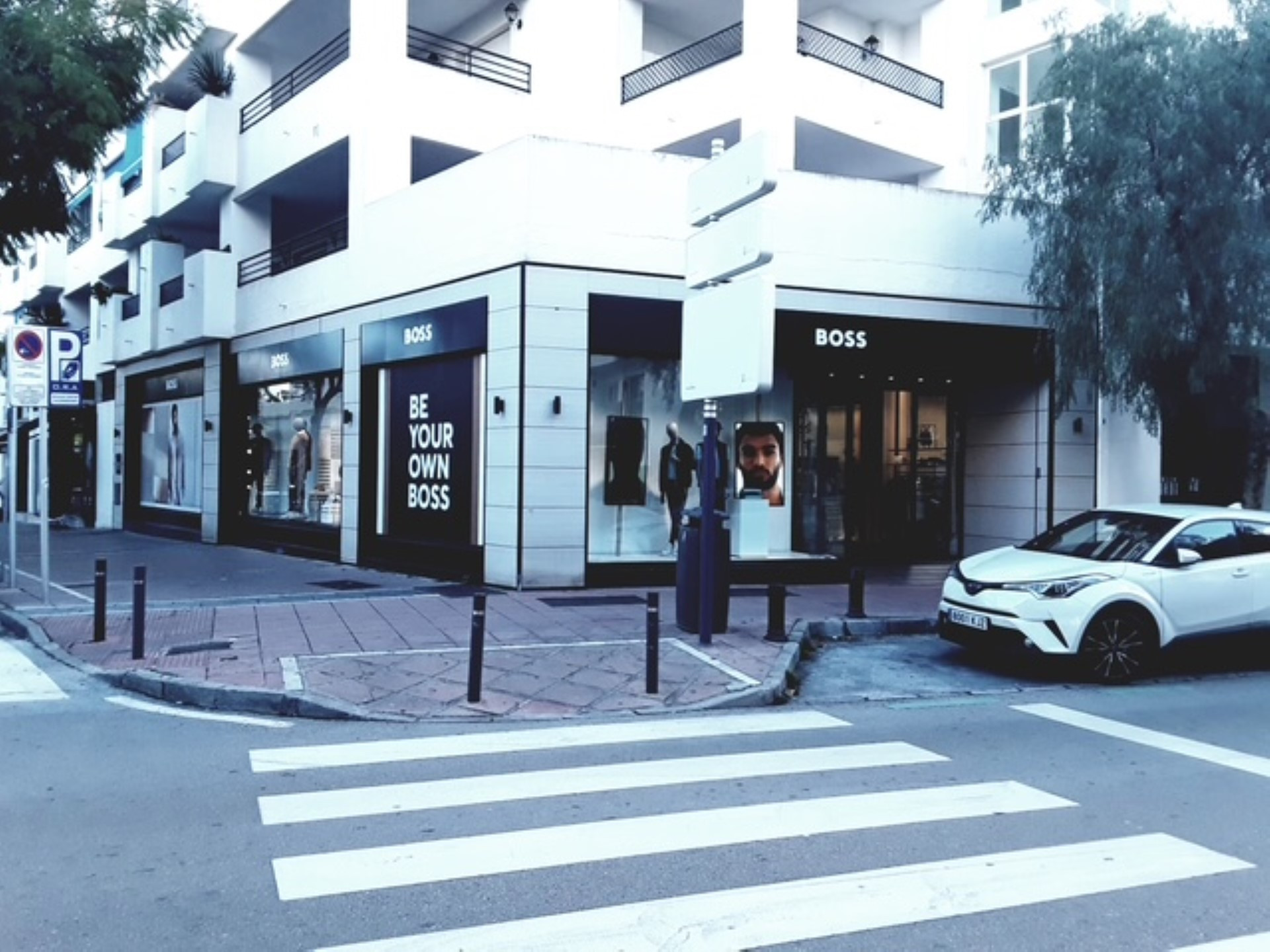 Amplio local comercial en Puerto Banús.