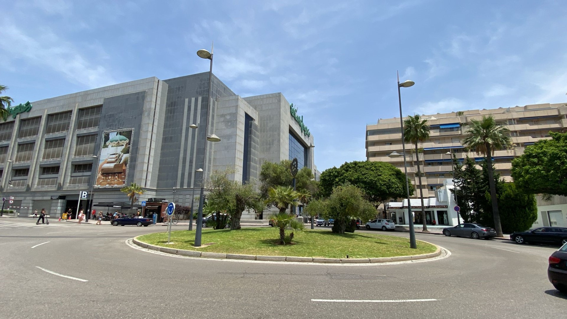 Amplio local comercial en Puerto Banús.
