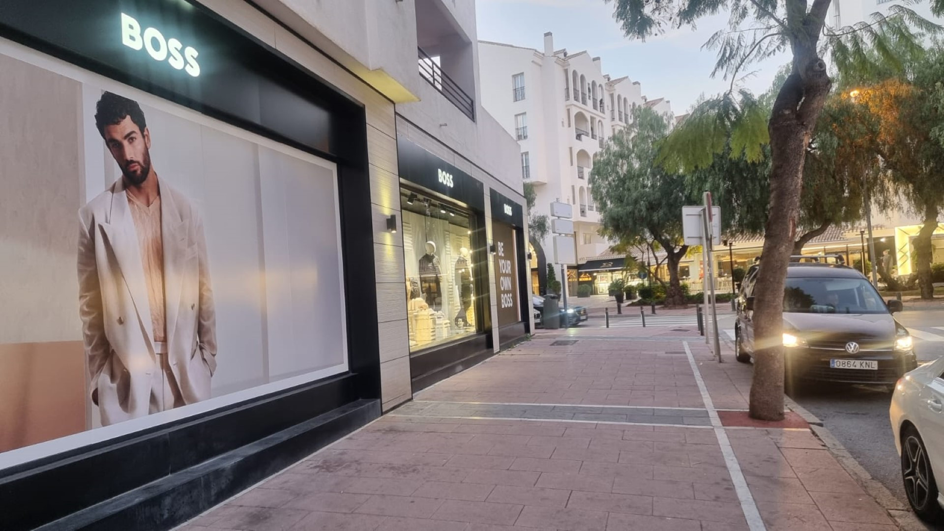 Amplio local comercial en Puerto Banús.